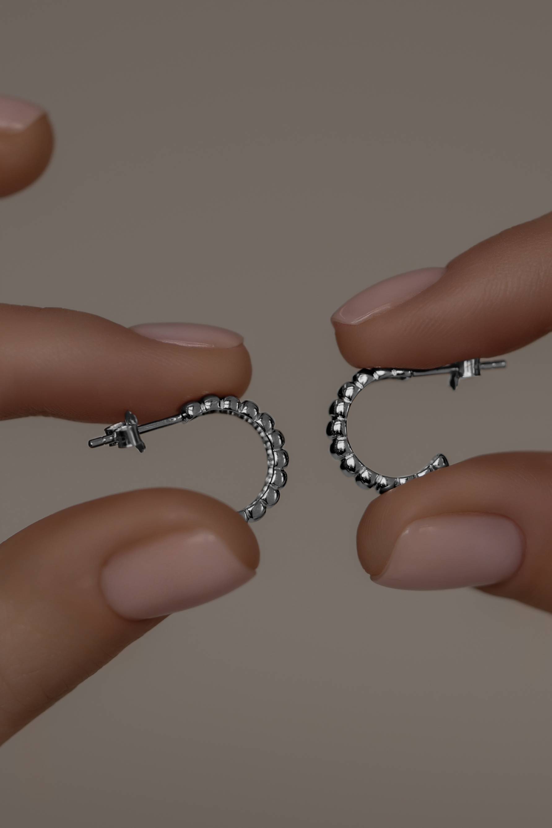 Серьги: Серьги-хупы рефленые можно купить в ювелирном гардеробе MOMNT (Momentsilver), интернет-магазине украшений из серебра. Серебро 925, родий. Артикул 