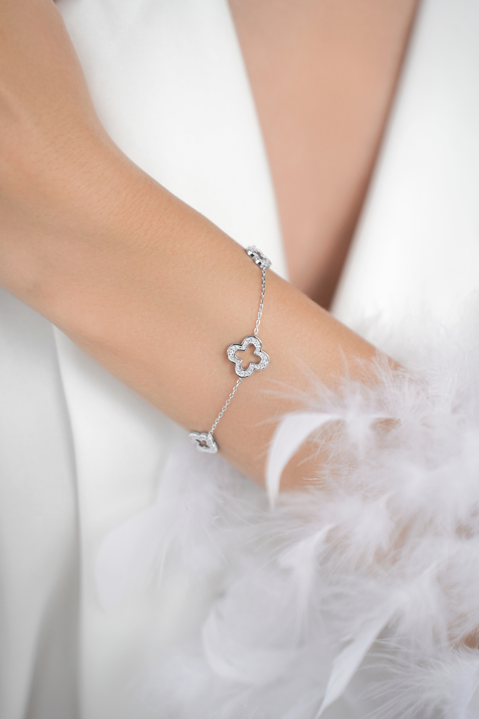 Браслеты: Браслет с клеверами Контур в камнях можно купить в ювелирном гардеробе MOMNT (Momentsilver), интернет-магазине украшений из серебра. Серебро 925, родий, фианит . Артикул 