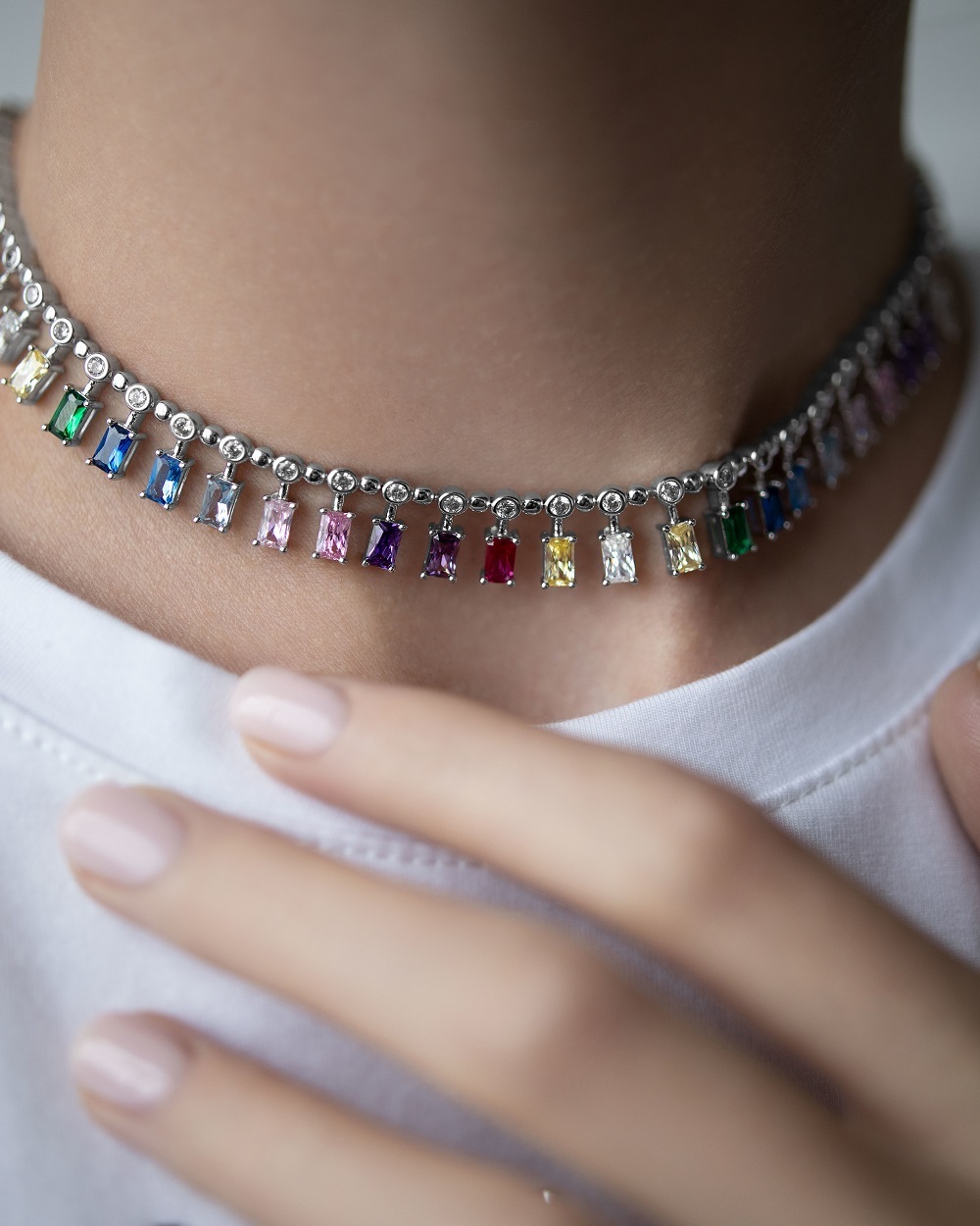 Бижутерия: Колье с камнями Радуга можно купить в ювелирном гардеробе MOMNT (Momentsilver), интернет-магазине украшений из серебра. Ювелирный сплав, родий, вставки: куб. цирконий. Артикул 