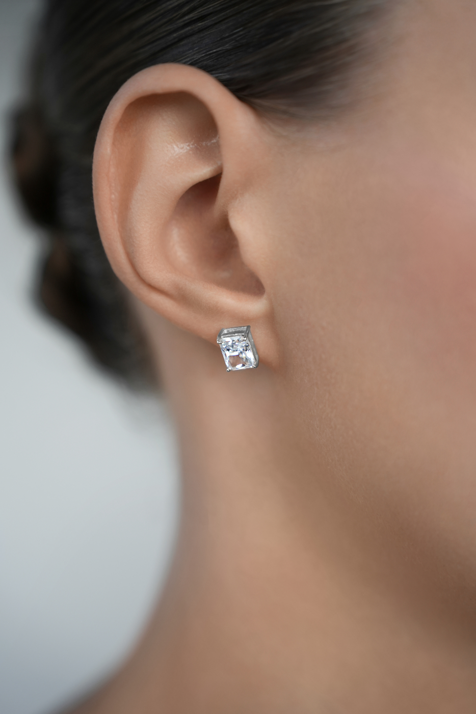 Серьги: Серьги-гвоздики в прямоугольной огранке можно купить в ювелирном гардеробе MOMNT (Momentsilver), интернет-магазине украшений из серебра. Серебро 925, родий. Артикул 