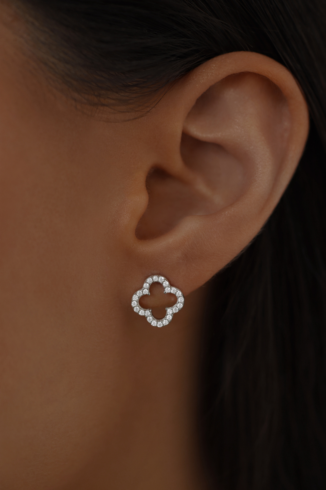 Серьги: Серьги-гвоздики Клевер с фианитами																														 можно купить в ювелирном гардеробе MOMNT (Momentsilver), интернет-магазине украшений из серебра. Серебро 925, родий, вставки:куб.цирконий. Артикул 