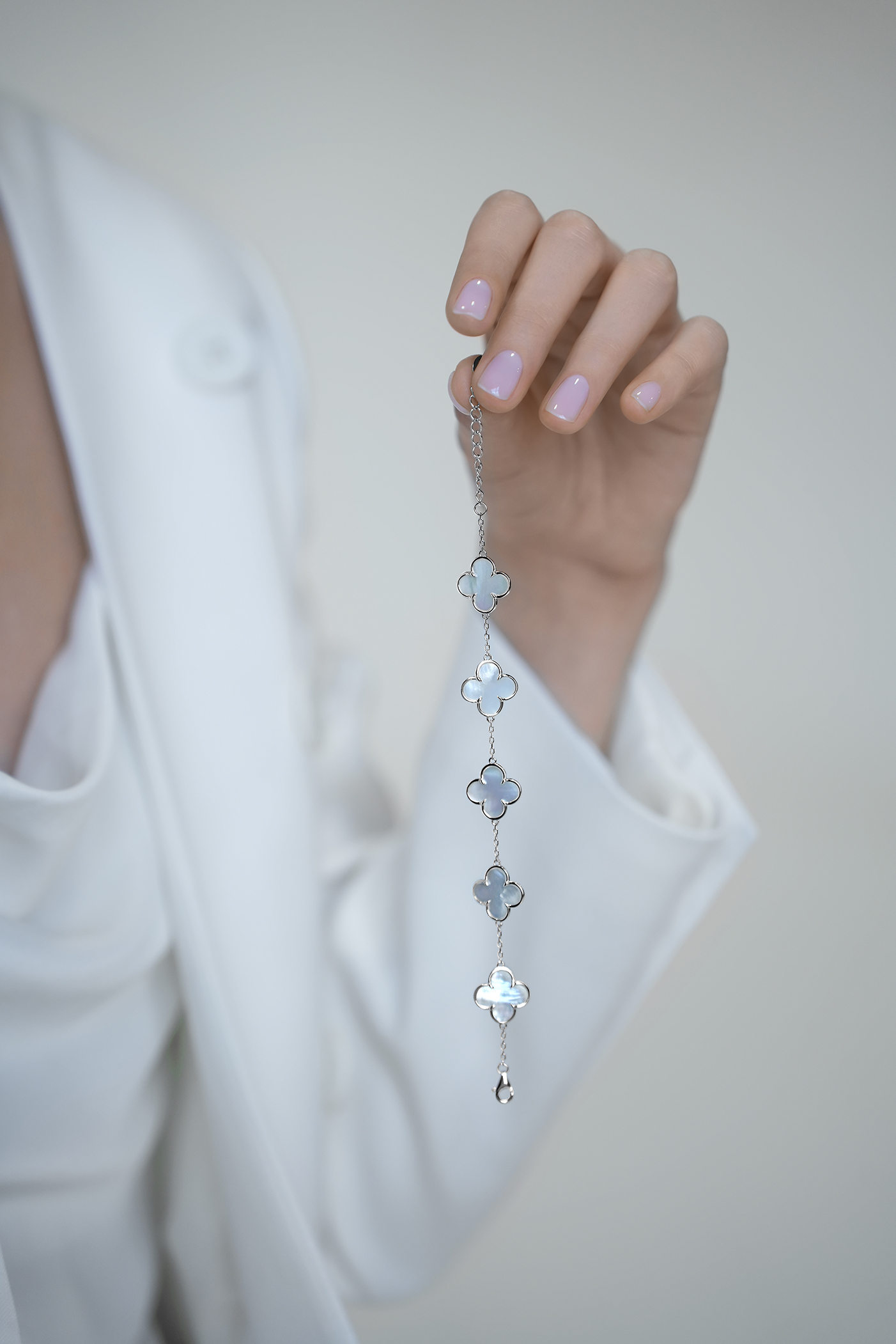 Браслеты: Браслет с перламутровыми клеверами можно купить в ювелирном гардеробе MOMNT (Momentsilver), интернет-магазине украшений из серебра. Серебро 925, родий, перламутр . Артикул BR159