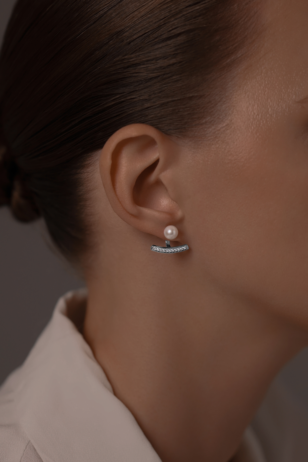 Серьги: Серьги-жакеты Прозрачность с жемчугом можно купить в ювелирном гардеробе MOMNT (Momentsilver), интернет-магазине украшений из серебра. Серебро 925, родий, вставки:куб.цирконий; жемчуг. Артикул 