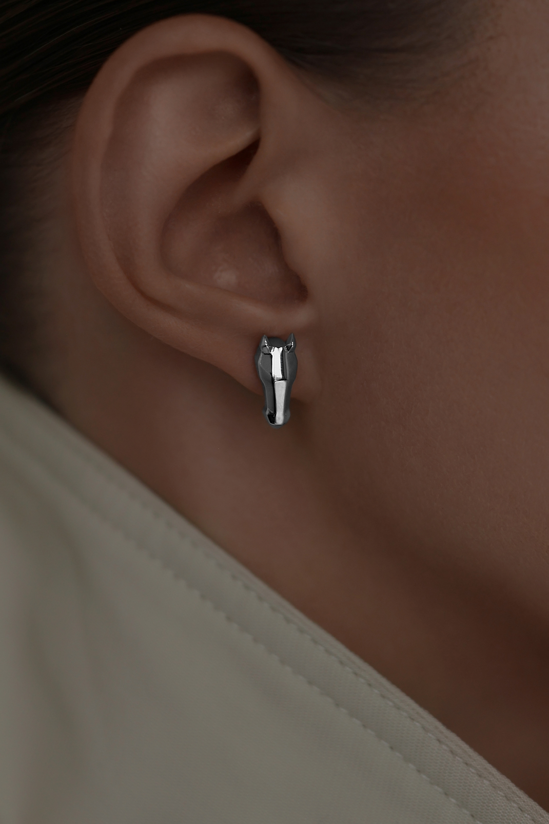 Все украшения: Серьги Cheval можно купить в ювелирном гардеробе MOMNT (Momentsilver), интернет-магазине украшений из серебра. Серебро 925, родий. Артикул 