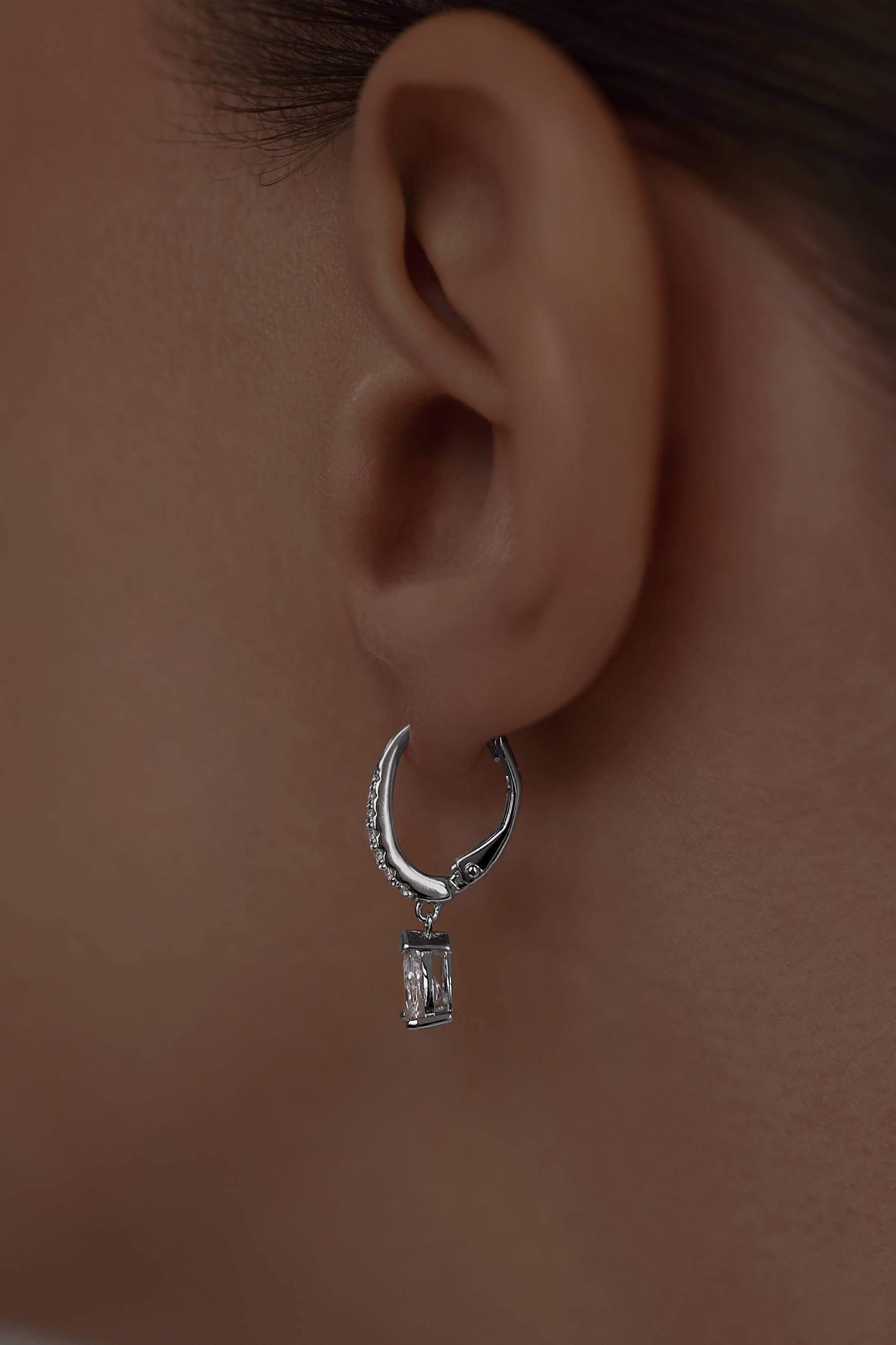 Серьги: Серьги в огранке Груша на французском замке можно купить в ювелирном гардеробе MOMNT (Momentsilver), интернет-магазине украшений из серебра. Серебро 925, родий, вставки:куб.цирконий. Артикул 