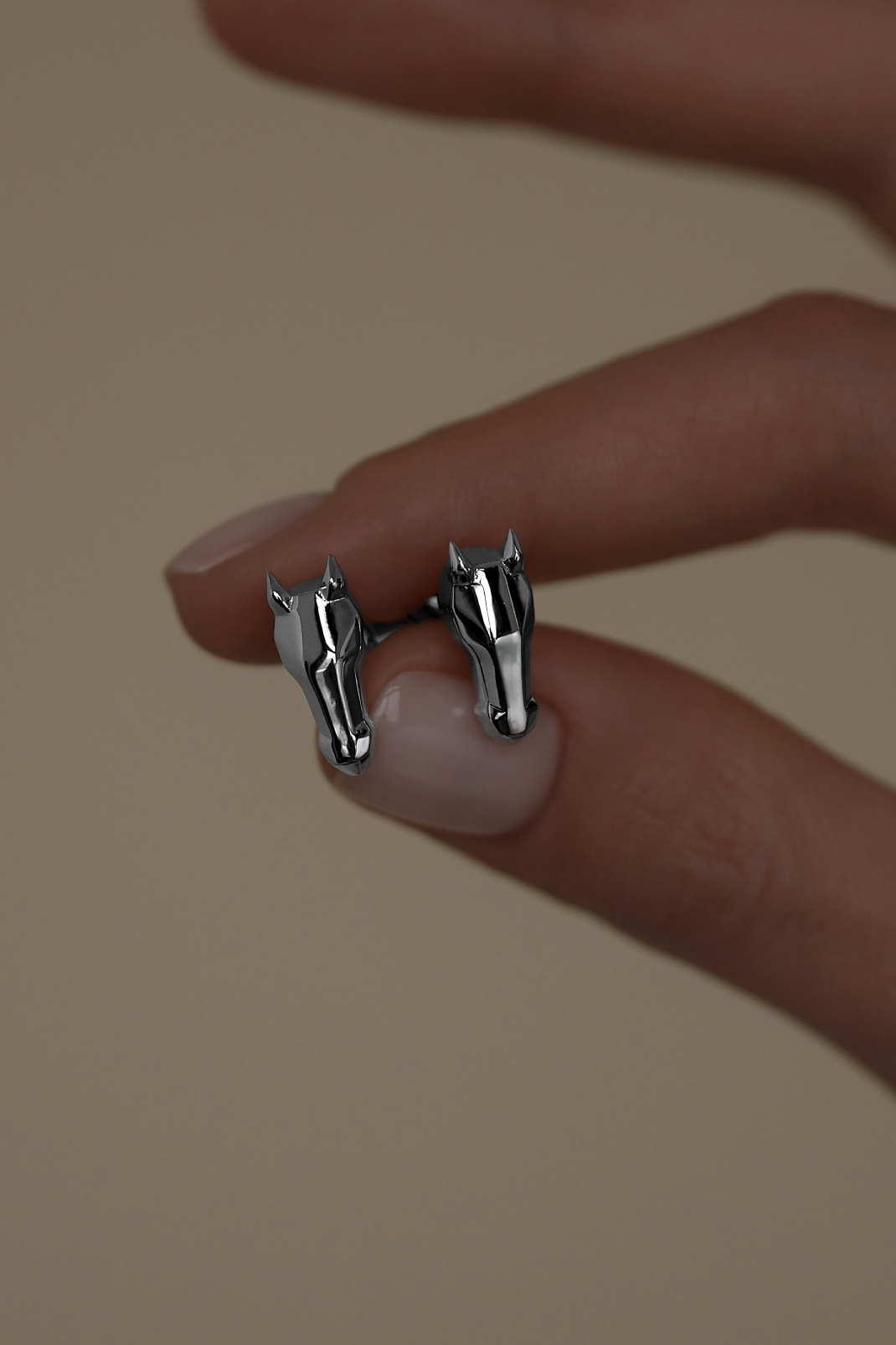 Все украшения: Серьги Cheval можно купить в ювелирном гардеробе MOMNT (Momentsilver), интернет-магазине украшений из серебра. Серебро 925, родий. Артикул 