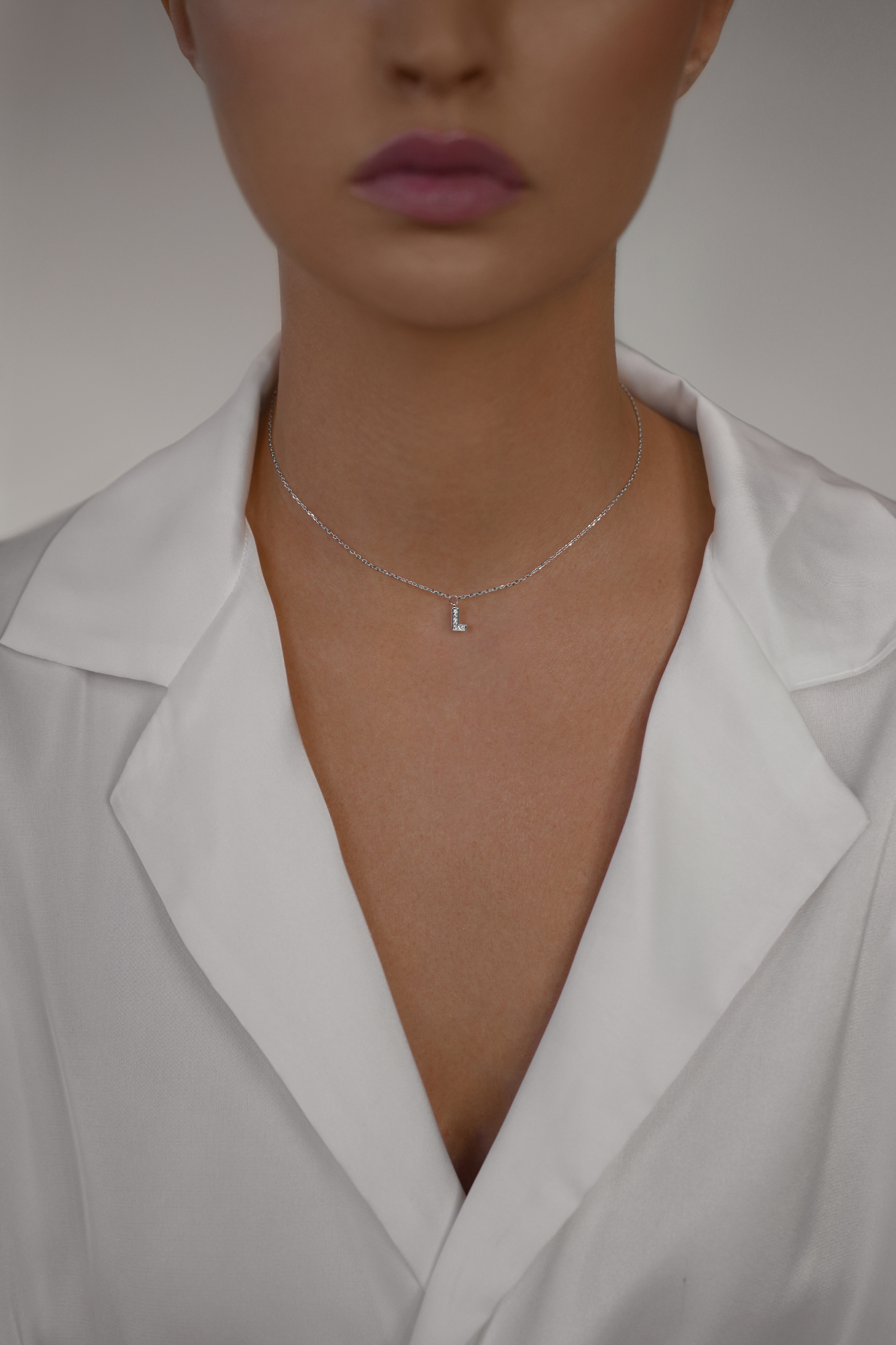 Колье: Колье с буквой L можно купить в ювелирном гардеробе MOMNT (Momentsilver), интернет-магазине украшений из серебра. Серебро 925, родий, вставки:куб.цирконий. Длина 37см+5см.. Артикул 