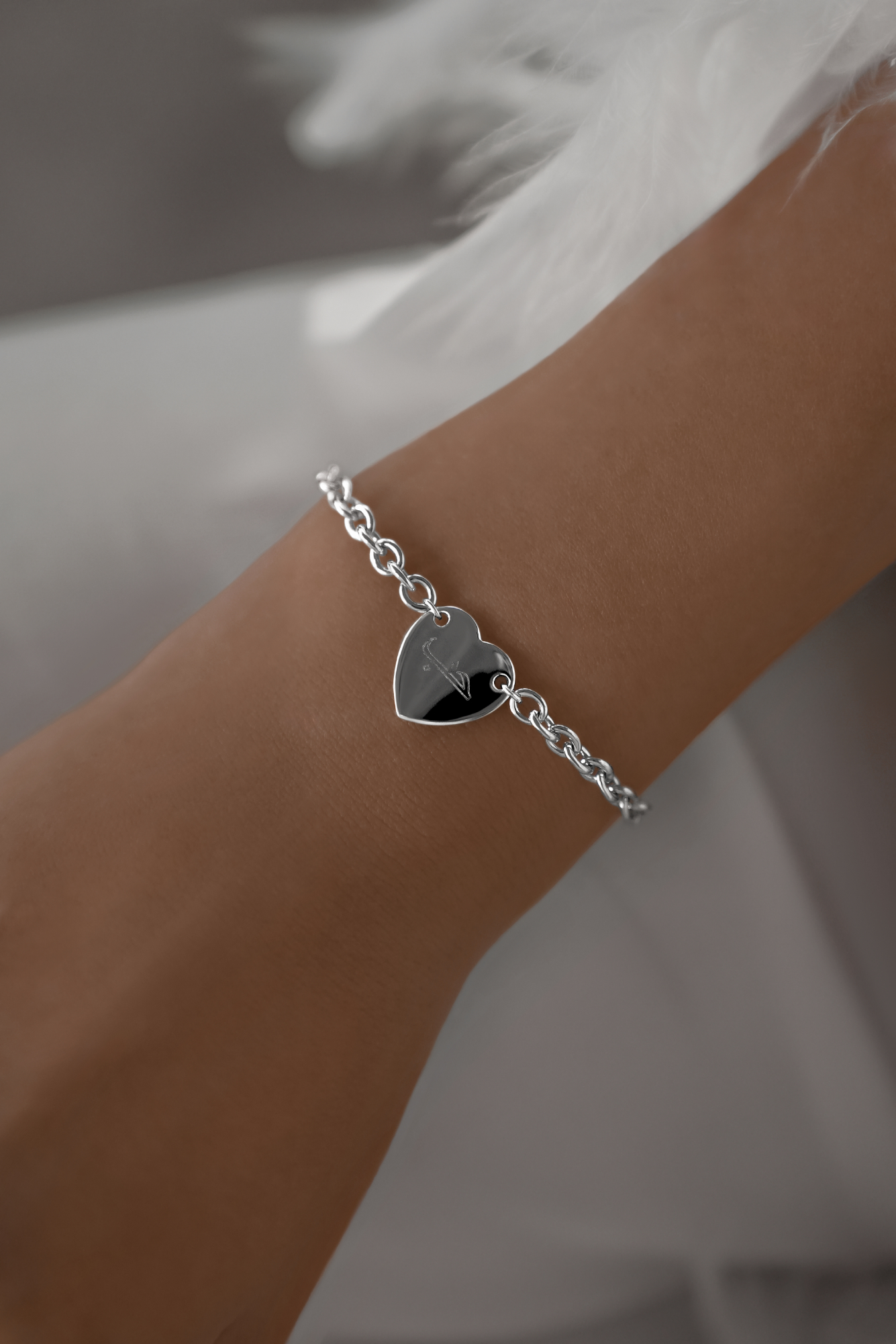 Браслеты: Браслет на толстой цепи с плашкой в виде сердца можно купить в ювелирном гардеробе MOMNT (Momentsilver), интернет-магазине украшений из серебра. . Артикул 
