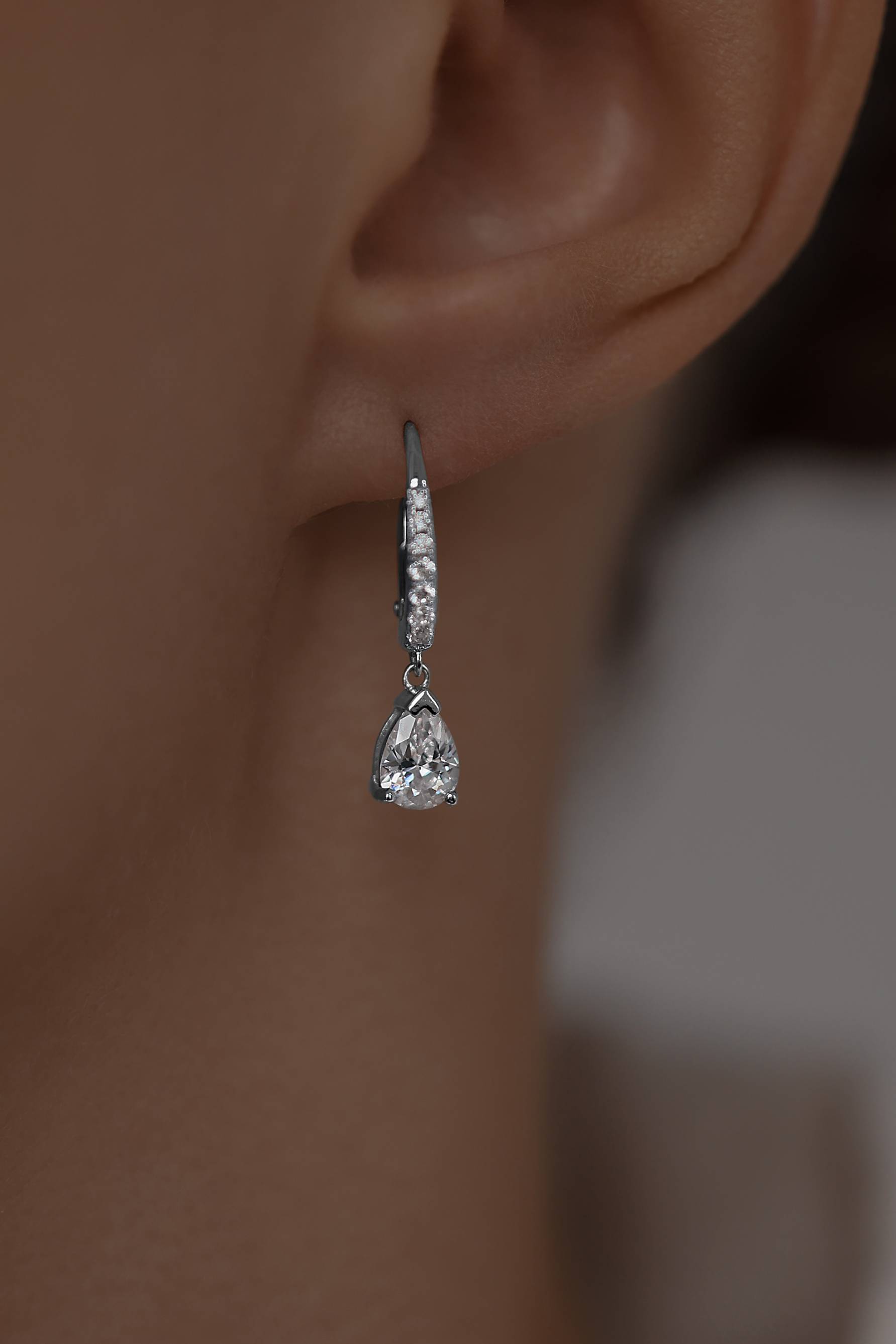 Серьги: Серьги в огранке Груша на французском замке можно купить в ювелирном гардеробе MOMNT (Momentsilver), интернет-магазине украшений из серебра. Серебро 925, родий, вставки:куб.цирконий. Артикул 