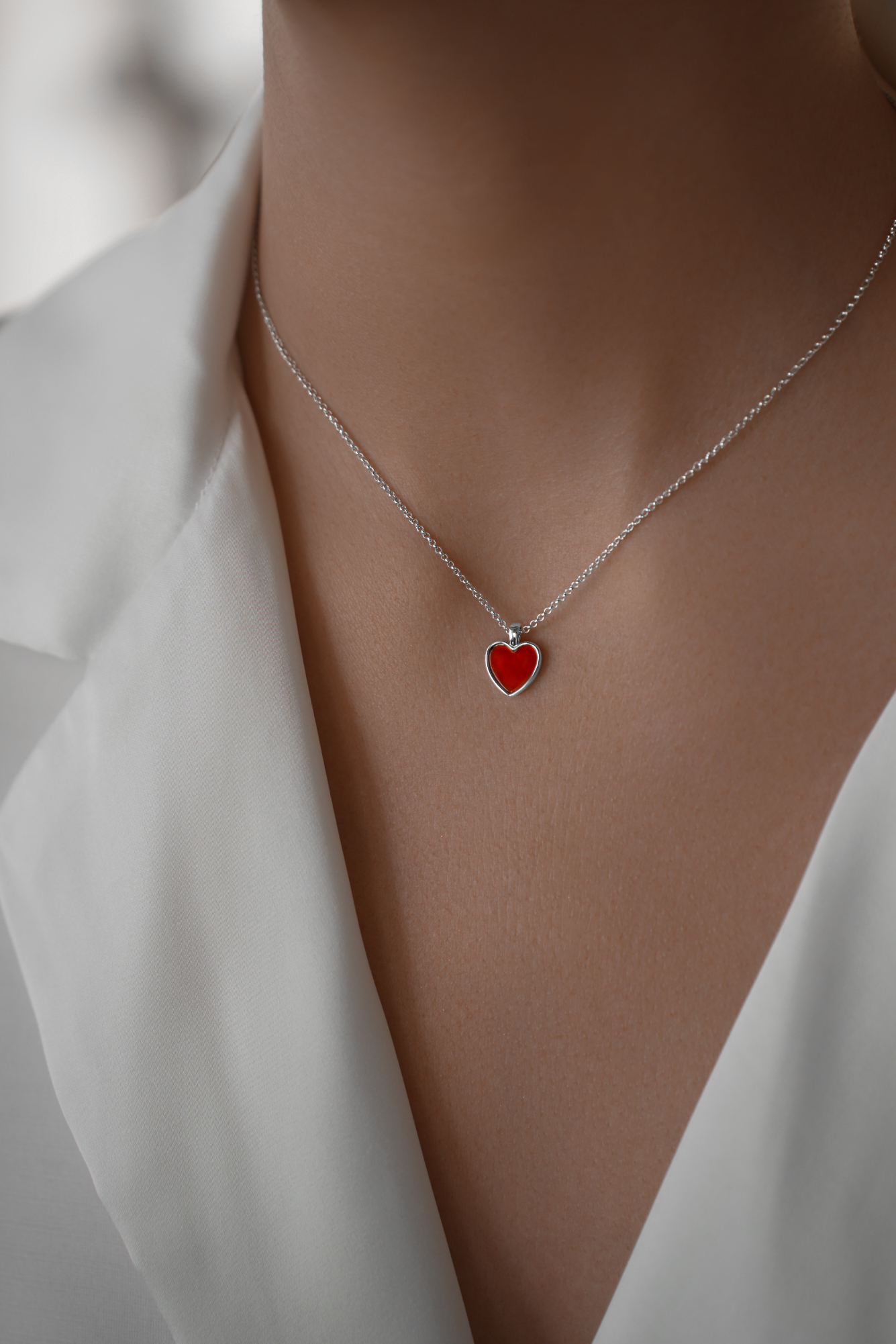 Колье: Колье Сердце с красным агатом можно купить в ювелирном гардеробе MOMNT (Momentsilver), интернет-магазине украшений из серебра. Серебро 925, родий.Вставки: агат. Артикул 