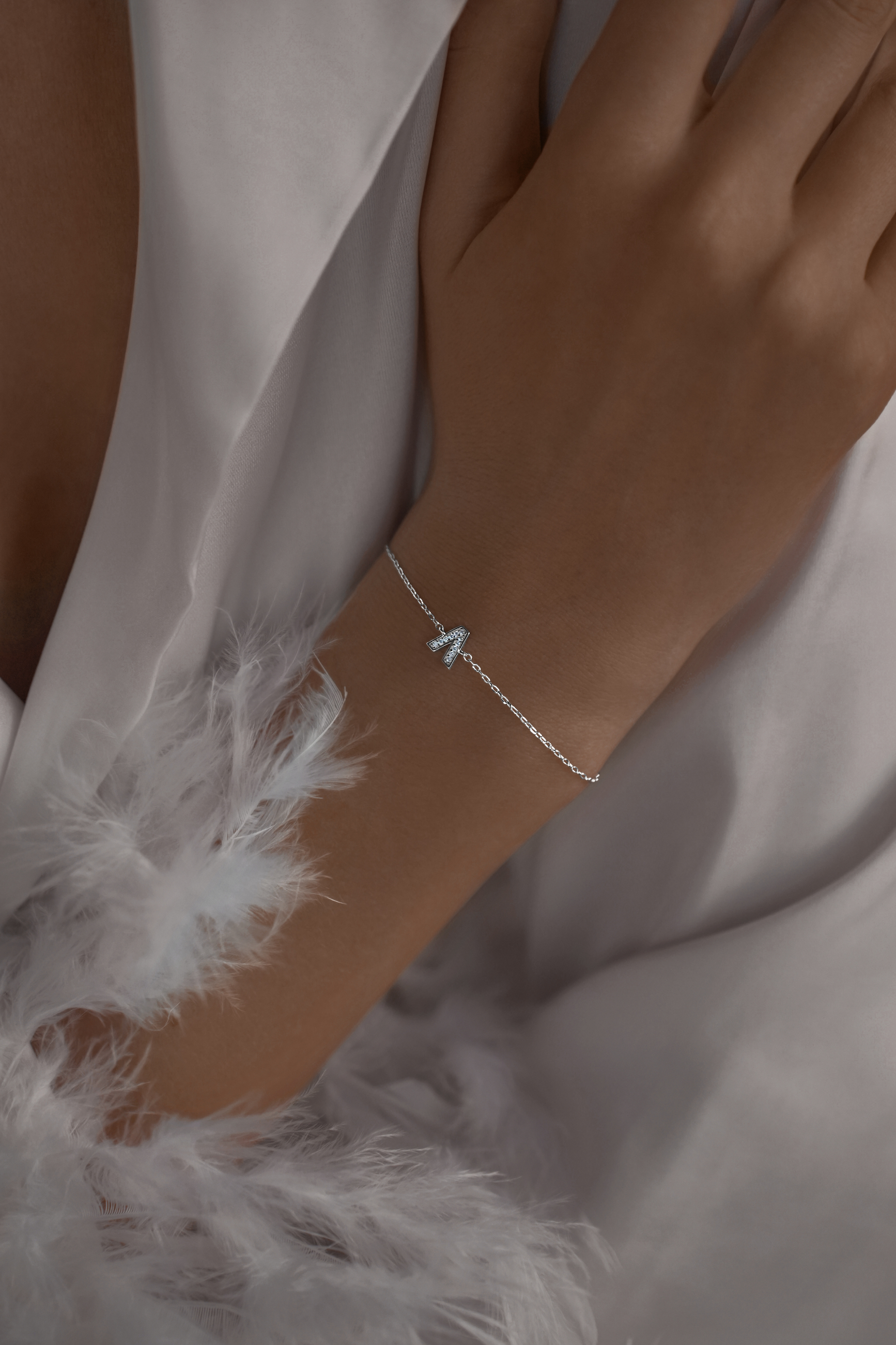 Браслеты: Браслет с буквой V можно купить в ювелирном гардеробе MOMNT (Momentsilver), интернет-магазине украшений из серебра. Серебро 925, родий, вставки:куб.цирконий. Артикул 