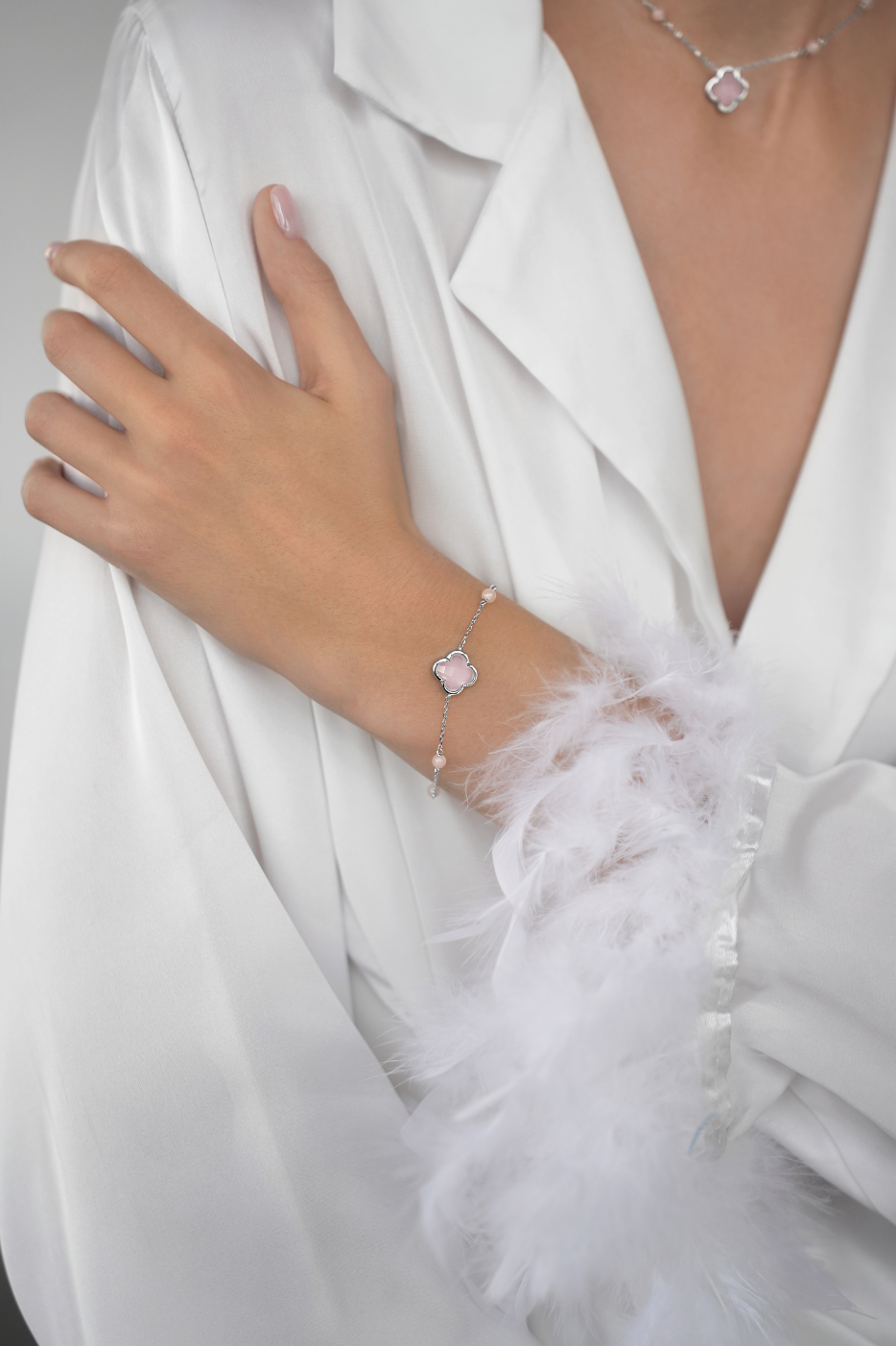 Браслеты: Браслет Клевер с розовым кварцем Клубничная карамель можно купить в ювелирном гардеробе MOMNT (Momentsilver), интернет-магазине украшений из серебра. Серебро 925, родий, кварц . Артикул 