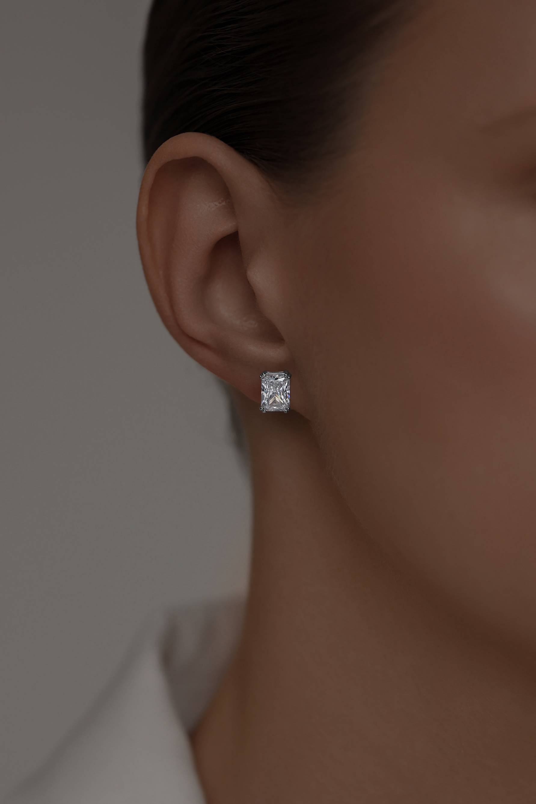 Серьги: Серьги-гвоздики в прямоугольной огранке можно купить в ювелирном гардеробе MOMNT (Momentsilver), интернет-магазине украшений из серебра. Серебро 925, родий. Артикул 