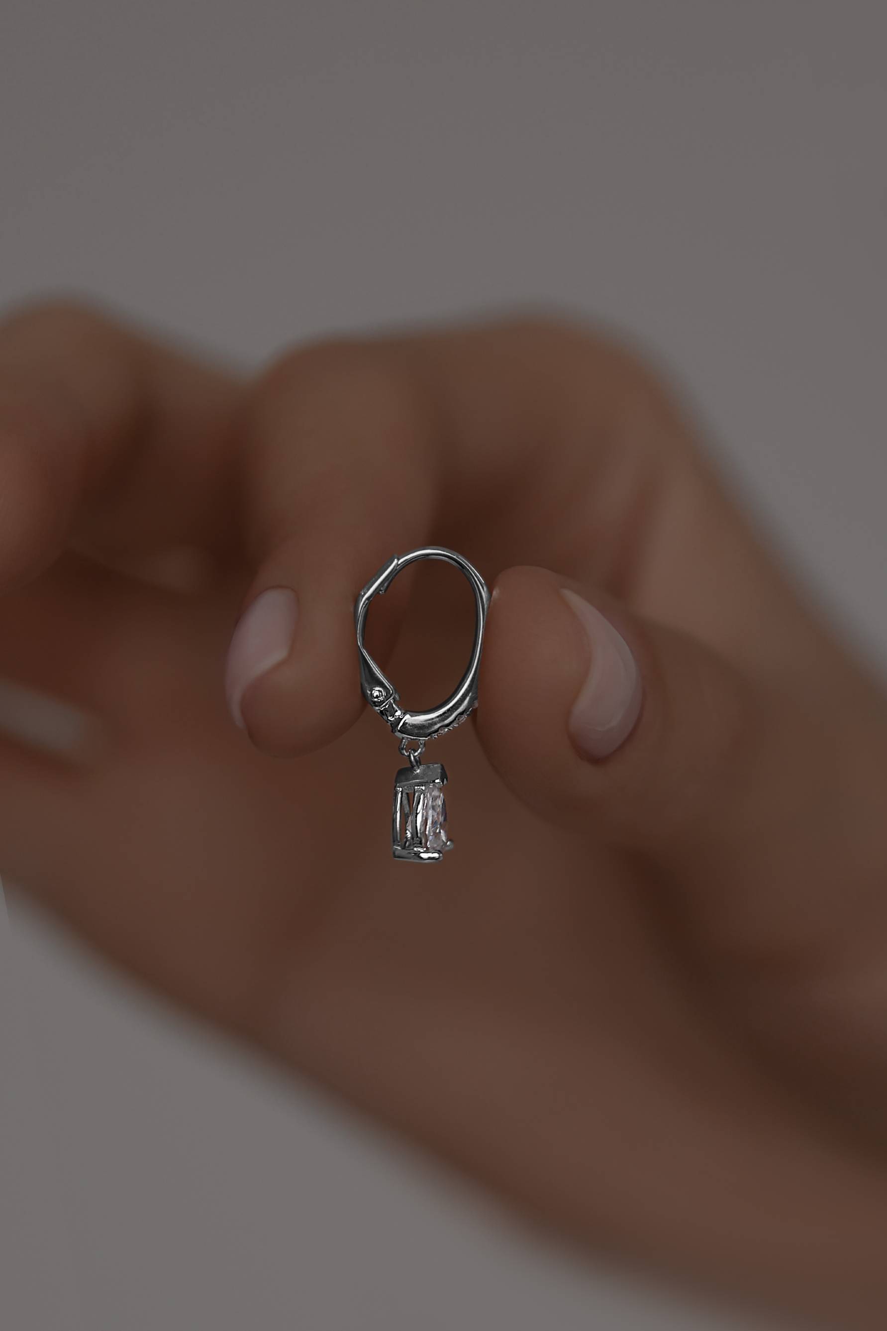 Серьги: Серьги в огранке Груша на французском замке можно купить в ювелирном гардеробе MOMNT (Momentsilver), интернет-магазине украшений из серебра. Серебро 925, родий, вставки:куб.цирконий. Артикул 