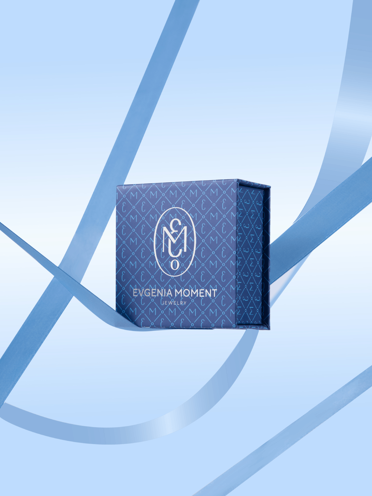 Аксессуары: Синяя коробочка буквы можно купить в ювелирном гардеробе MOMNT (Momentsilver), интернет-магазине украшений из серебра. . Артикул 