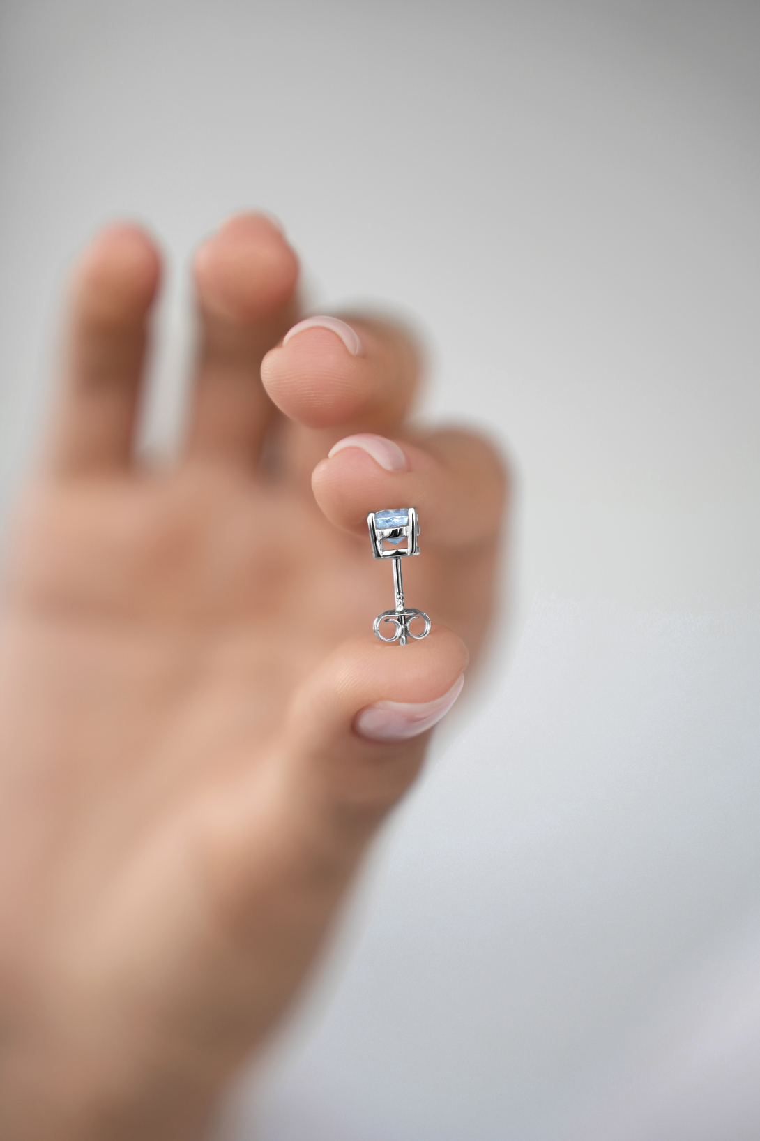 Серьги: Серьги-гвоздики с голубым фианитом Мятная карамель можно купить в ювелирном гардеробе MOMNT (Momentsilver), интернет-магазине украшений из серебра. Серебро 925, родий. Артикул 