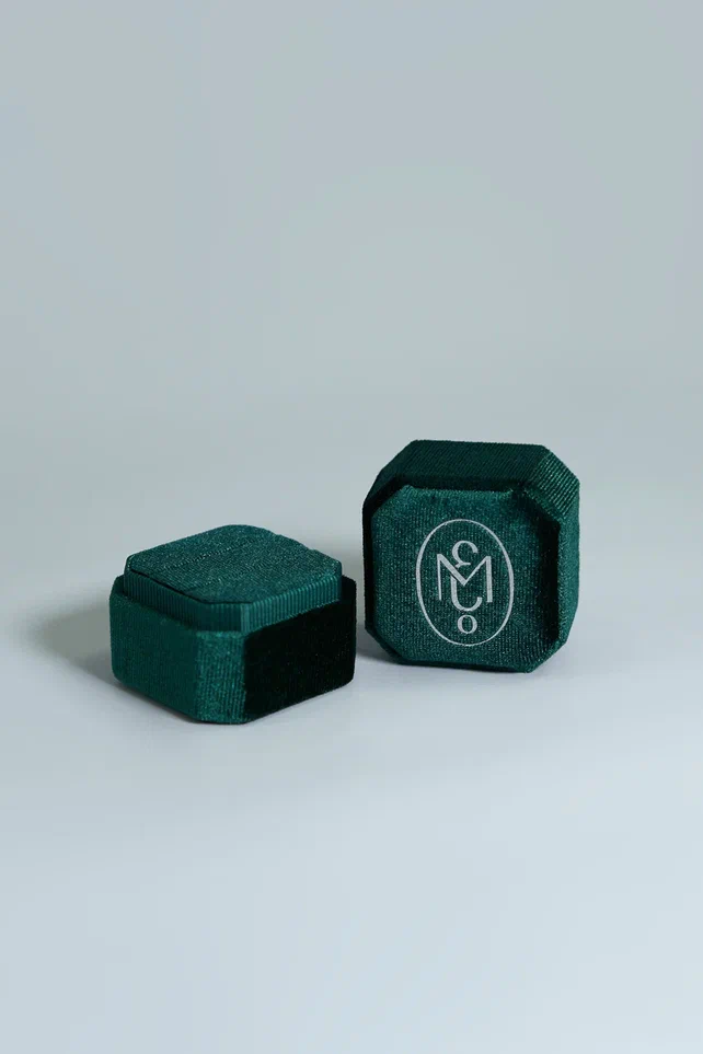 Аксессуары: Коробка бархатная EVGENIA MOMENT 5*5 см (зеленая)																														 можно купить в ювелирном гардеробе MOMNT (Momentsilver), интернет-магазине украшений из серебра. . Артикул 