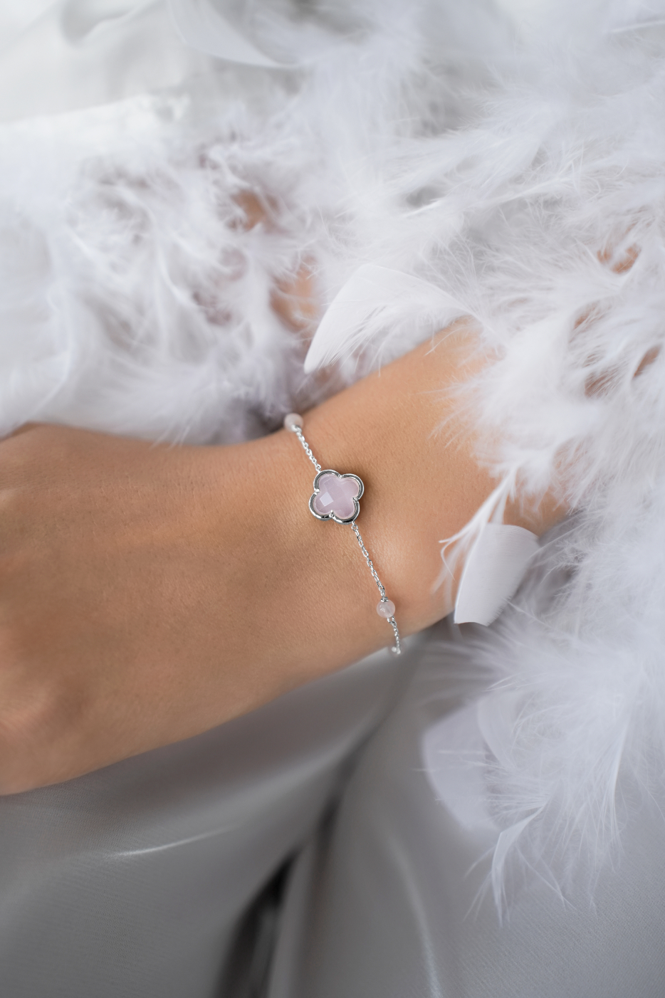 Браслеты: Браслет Клевер с розовым кварцем Клубничная карамель можно купить в ювелирном гардеробе MOMNT (Momentsilver), интернет-магазине украшений из серебра. Серебро 925, родий, кварц . Артикул 