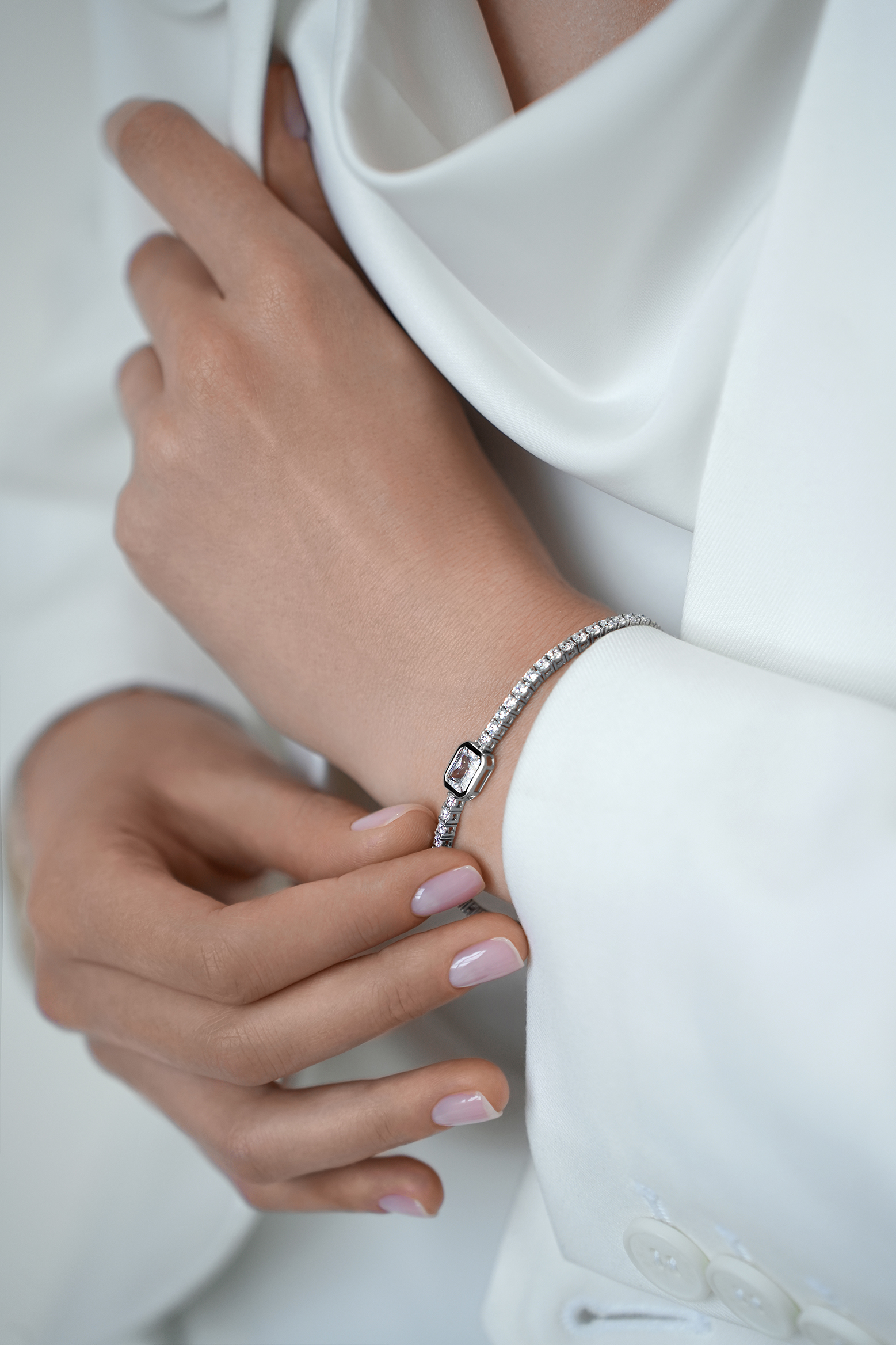 Браслеты: Теннисный браслет с камнем в огранке Принцесса можно купить в ювелирном гардеробе MOMNT (Momentsilver), интернет-магазине украшений из серебра. Серебро 925, родий, вставки:куб.цирконий. Артикул 