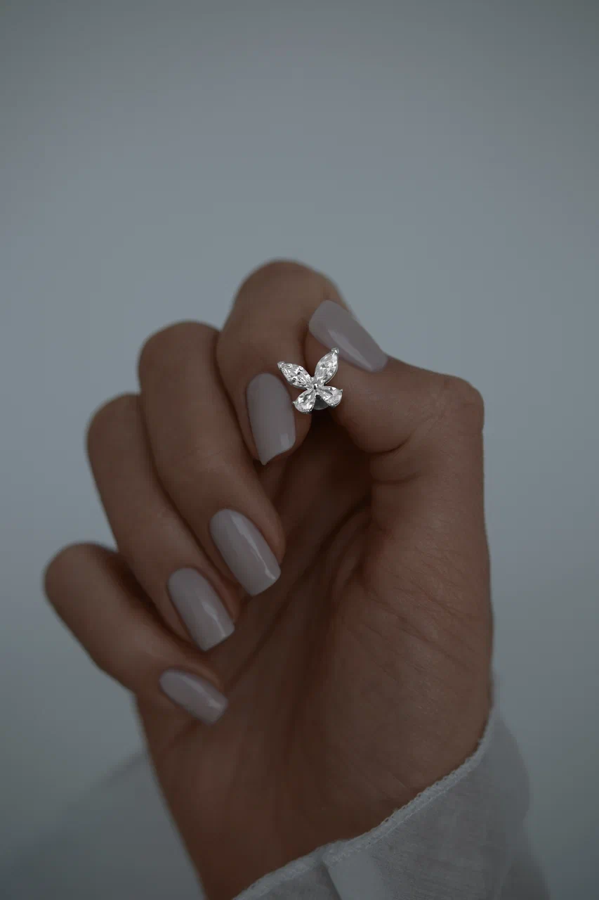 Серьги: Серьги гвоздики Бабочки 9 мм можно купить в ювелирном гардеробе MOMNT (Momentsilver), интернет-магазине украшений из серебра. Серебро 925, родий, вставки:куб.цирконий. Артикул 