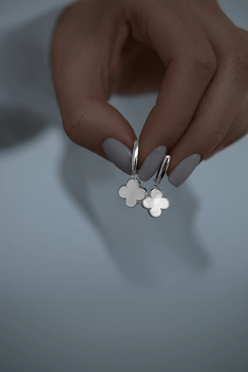 Серьги: Серьги Клевера с белым перламутром на английском замке  можно купить в ювелирном гардеробе MOMNT (Momentsilver), интернет-магазине украшений из серебра. Серебро 925, родий, вставки:перламутр. Артикул 