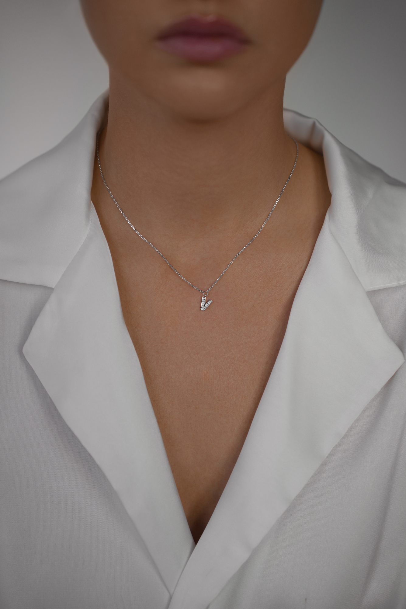 Колье: Колье с буквой V можно купить в ювелирном гардеробе MOMNT (Momentsilver), интернет-магазине украшений из серебра. Серебро 925, родий, вставки:куб.цирконий. Длина 37см+5см.. Артикул 