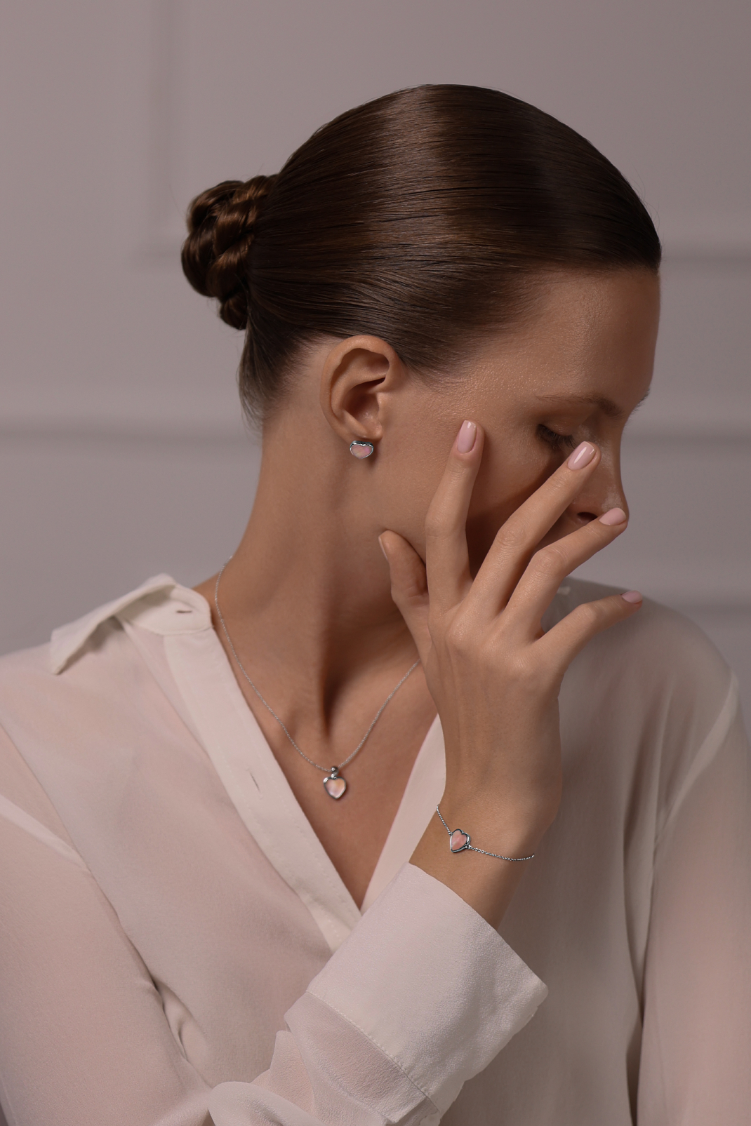 Колье: Колье Сердце с розовым перламутром можно купить в ювелирном гардеробе MOMNT (Momentsilver), интернет-магазине украшений из серебра. Серебро 925, родий. Вствки: перламутр. Артикул 