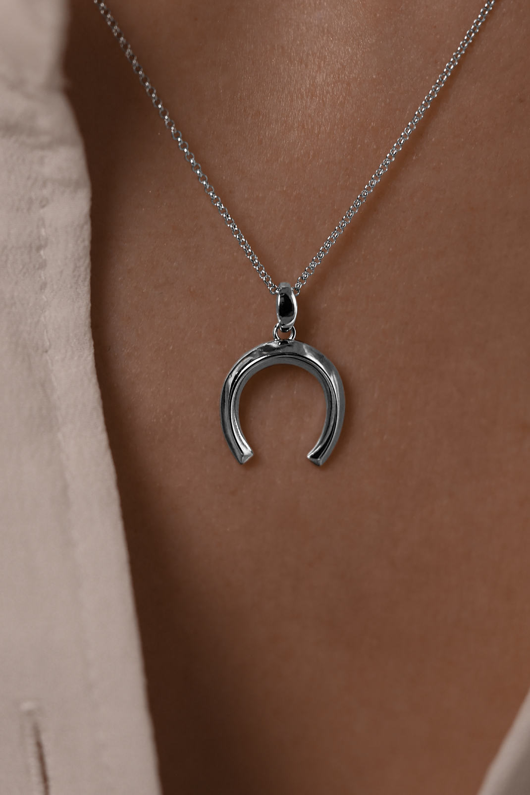 Колье: Колье Подкова можно купить в ювелирном гардеробе MOMNT (Momentsilver), интернет-магазине украшений из серебра. Серебро 925, родий. Артикул 