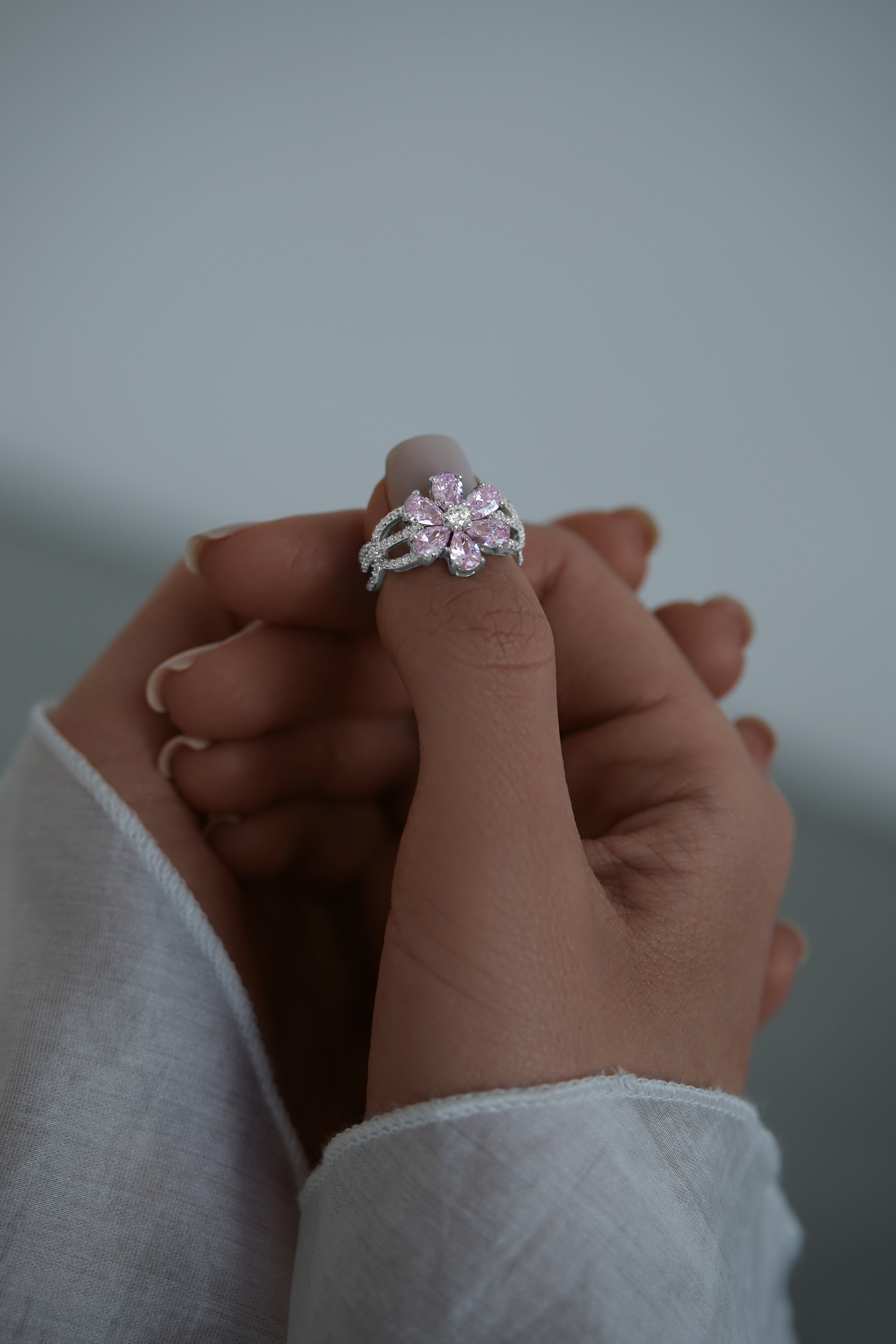 Кольца: Кольцо Цветок можно купить в ювелирном гардеробе MOMNT (Momentsilver), интернет-магазине украшений из серебра. Серебро 925,родий. Вставки: куб.цирконий. Артикул 