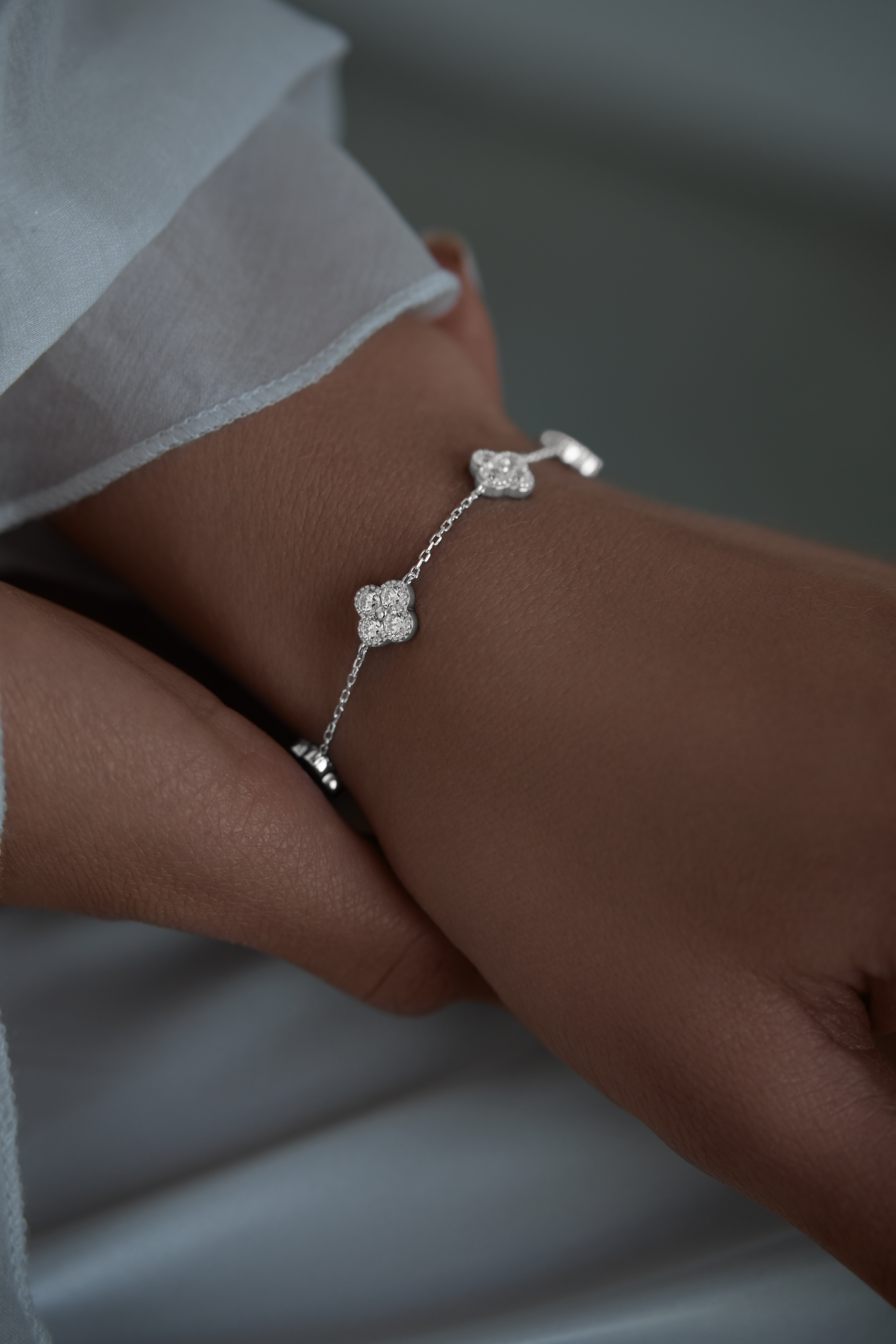 Браслеты: Браслет Клевер с камнями по всей цепи  можно купить в ювелирном гардеробе MOMNT (Momentsilver), интернет-магазине украшений из серебра. Серебро 925, родий. Вставки: куб.цирконий. Артикул 