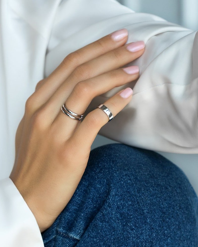 Кольца: Двойное кольцо можно купить в ювелирном гардеробе MOMNT (Momentsilver), интернет-магазине украшений из серебра. Серебро 925, родий. Артикул 