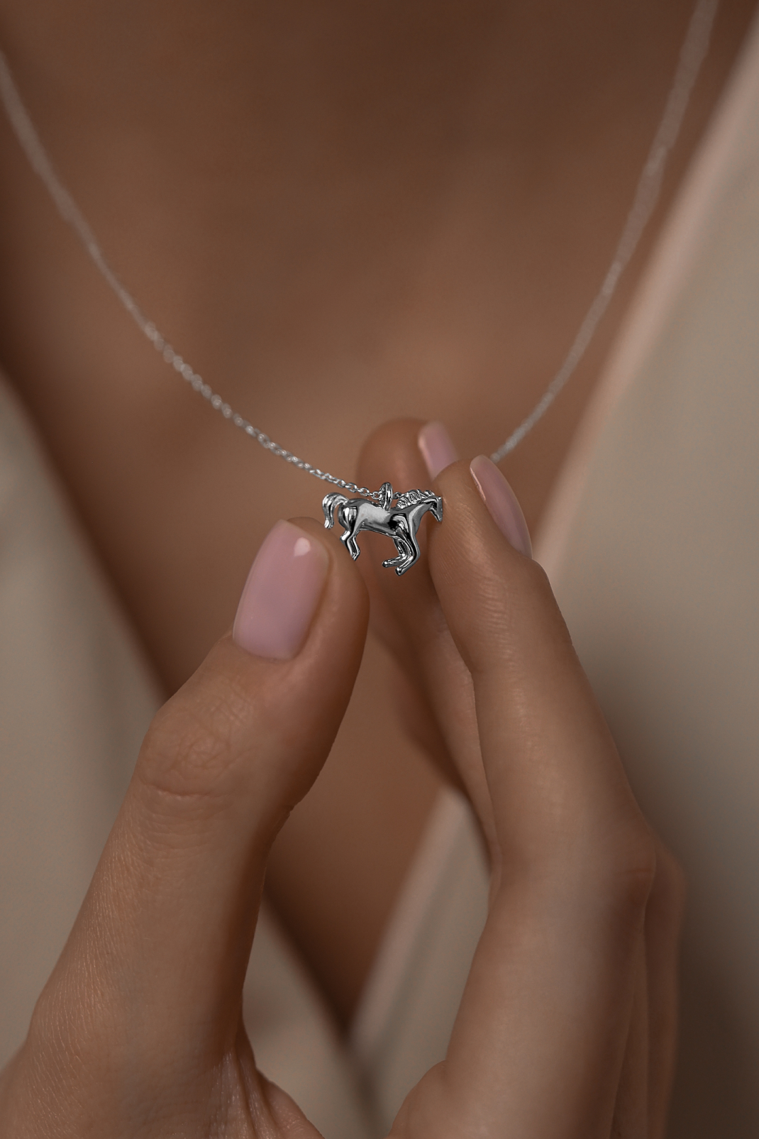 Колье: Колье с бегущей лошадью можно купить в ювелирном гардеробе MOMNT (Momentsilver), интернет-магазине украшений из серебра. Серебро 925, родий. . Артикул 