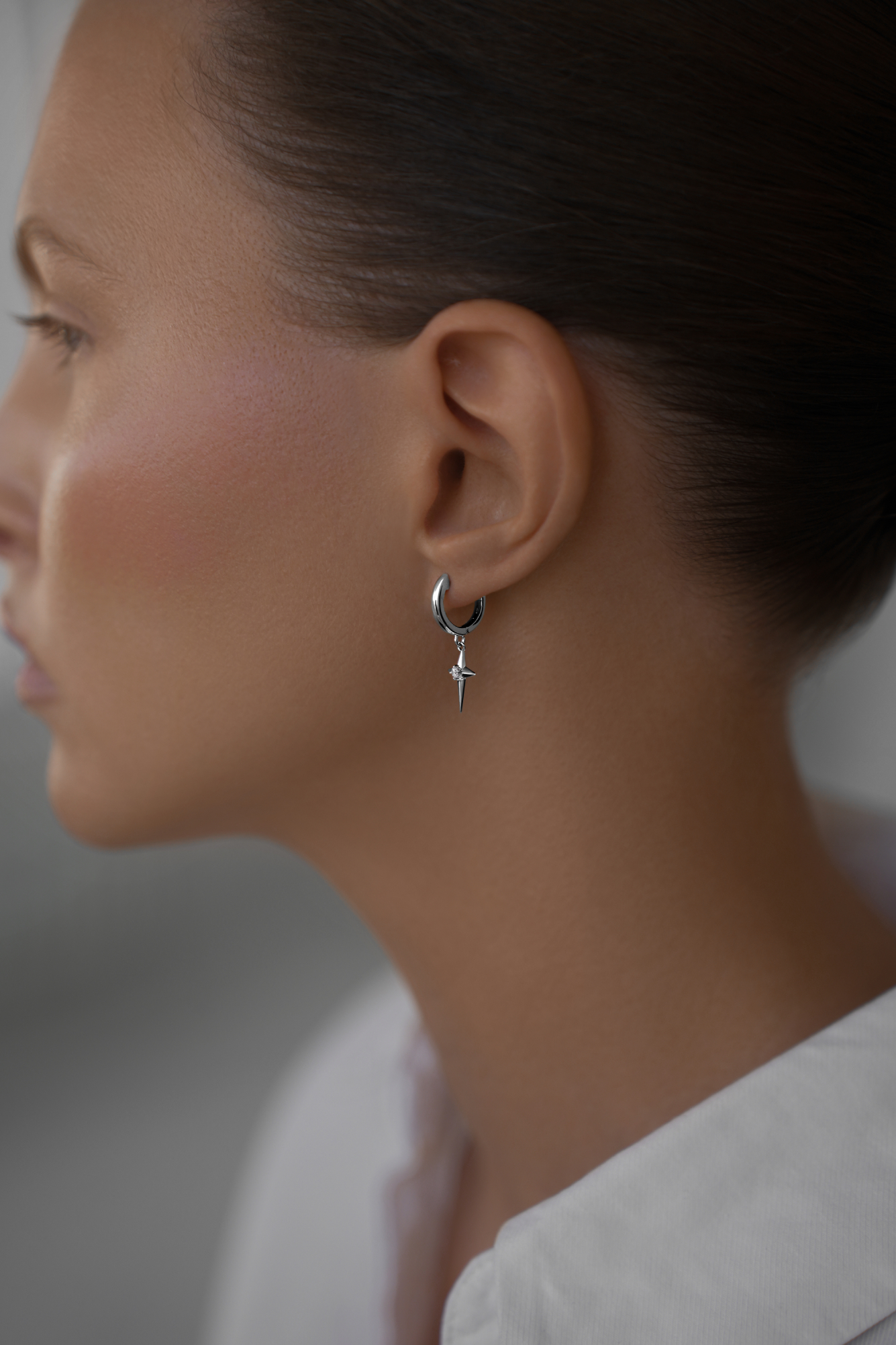 Серьги: Серьги-кольца Искры можно купить в ювелирном гардеробе MOMNT (Momentsilver), интернет-магазине украшений из серебра. Серебро 925, родий. Артикул 