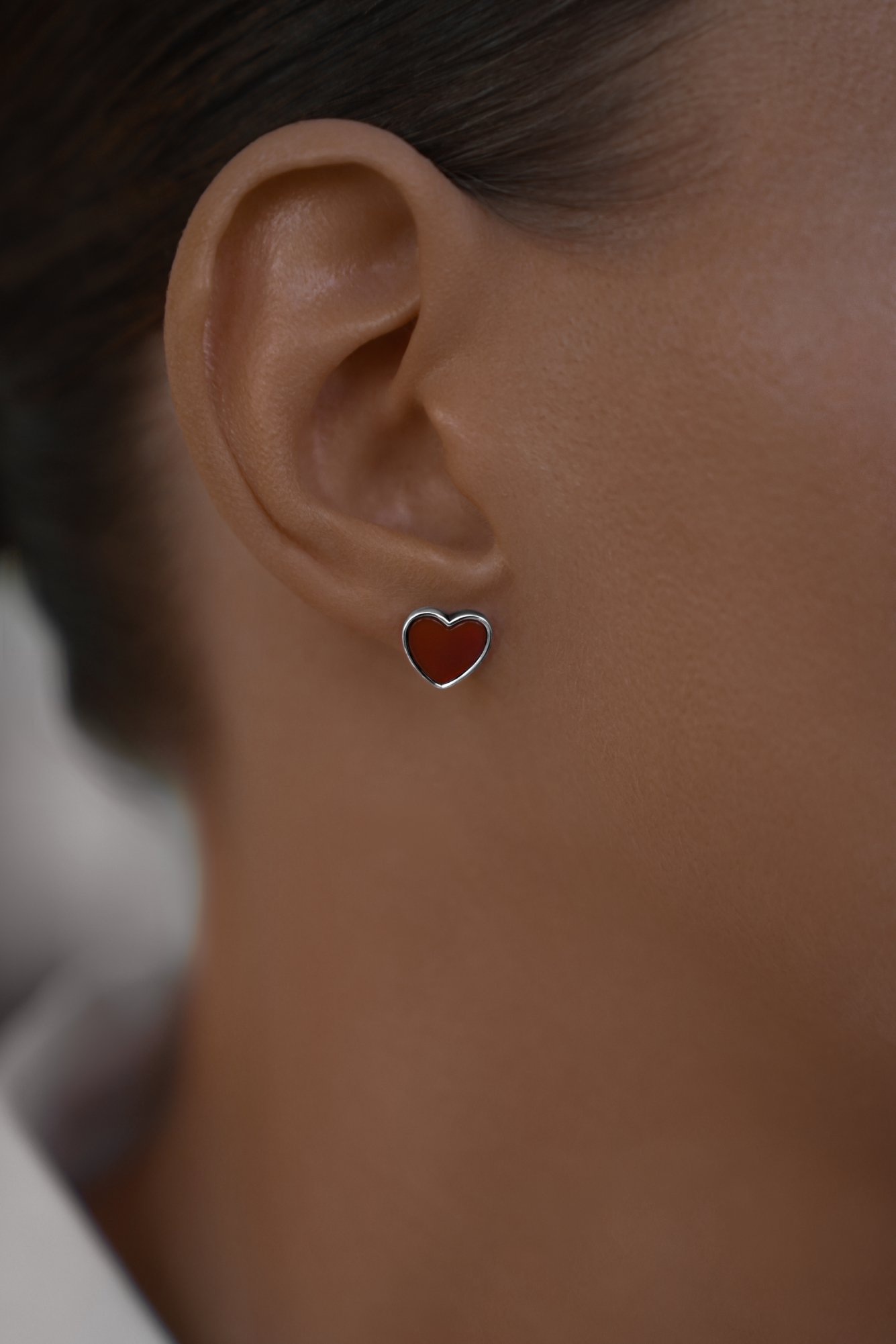 Серьги: Серьги-гвоздики Сердца с красным агатом можно купить в ювелирном гардеробе MOMNT (Momentsilver), интернет-магазине украшений из серебра. Серебро 925, родий. Вставки: агат. Артикул 