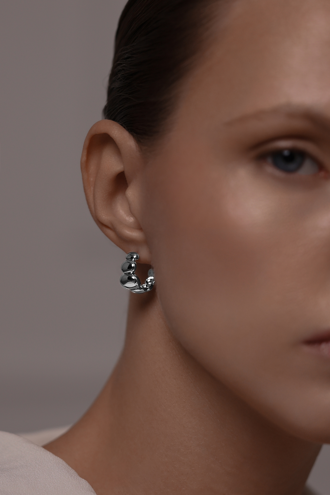 Серьги: Серьги-хупы Дутые овалы можно купить в ювелирном гардеробе MOMNT (Momentsilver), интернет-магазине украшений из серебра. Серебро 925, родий. Артикул 