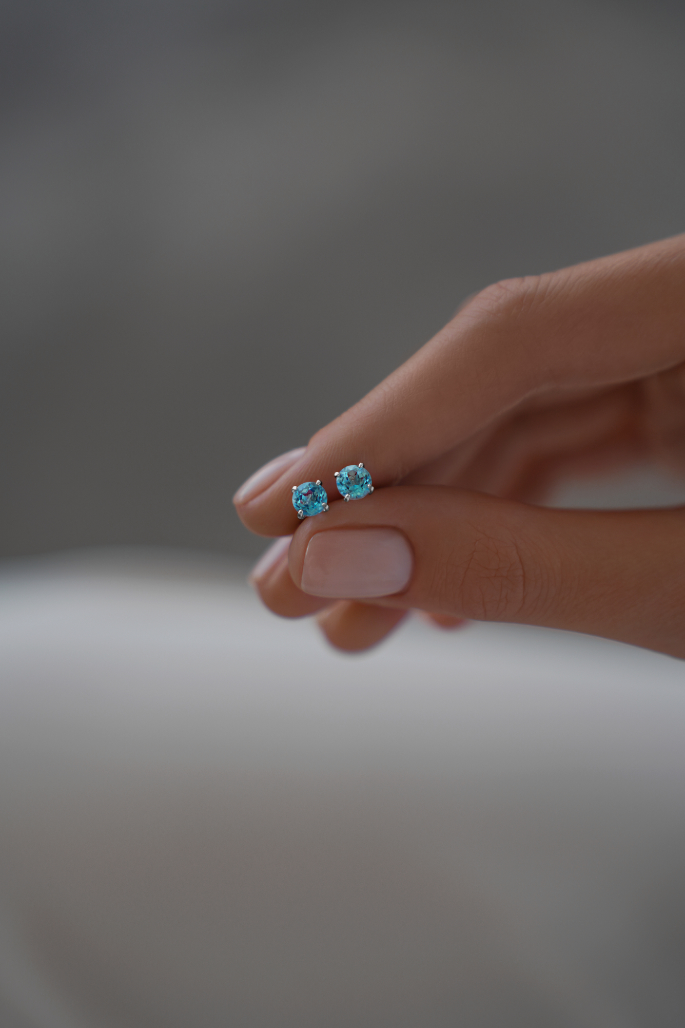 Серьги: Серьги-гвоздики с натуральным топазом 5 мм можно купить в ювелирном гардеробе MOMNT (Momentsilver), интернет-магазине украшений из серебра. Серебро 925, родий. Артикул 