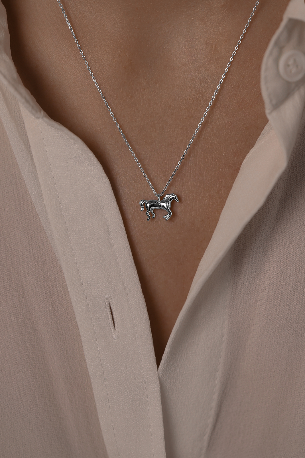 Колье: Колье с бегущей лошадью можно купить в ювелирном гардеробе MOMNT (Momentsilver), интернет-магазине украшений из серебра. Серебро 925, родий. . Артикул 