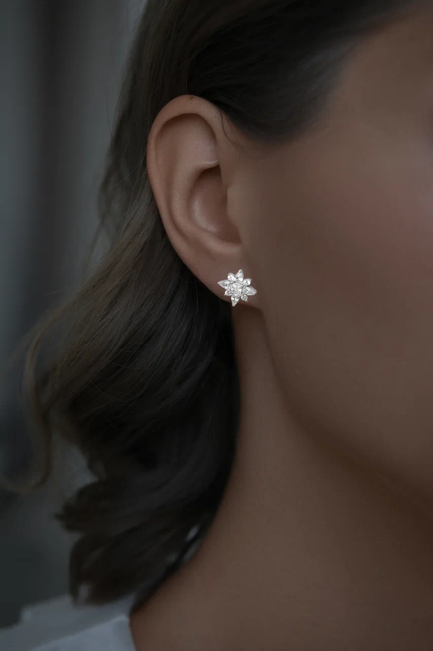 Серьги: Серьги гвоздики Салют можно купить в ювелирном гардеробе MOMNT (Momentsilver), интернет-магазине украшений из серебра. Серебро 925, родий, вставки: куб. цирконий. Артикул 