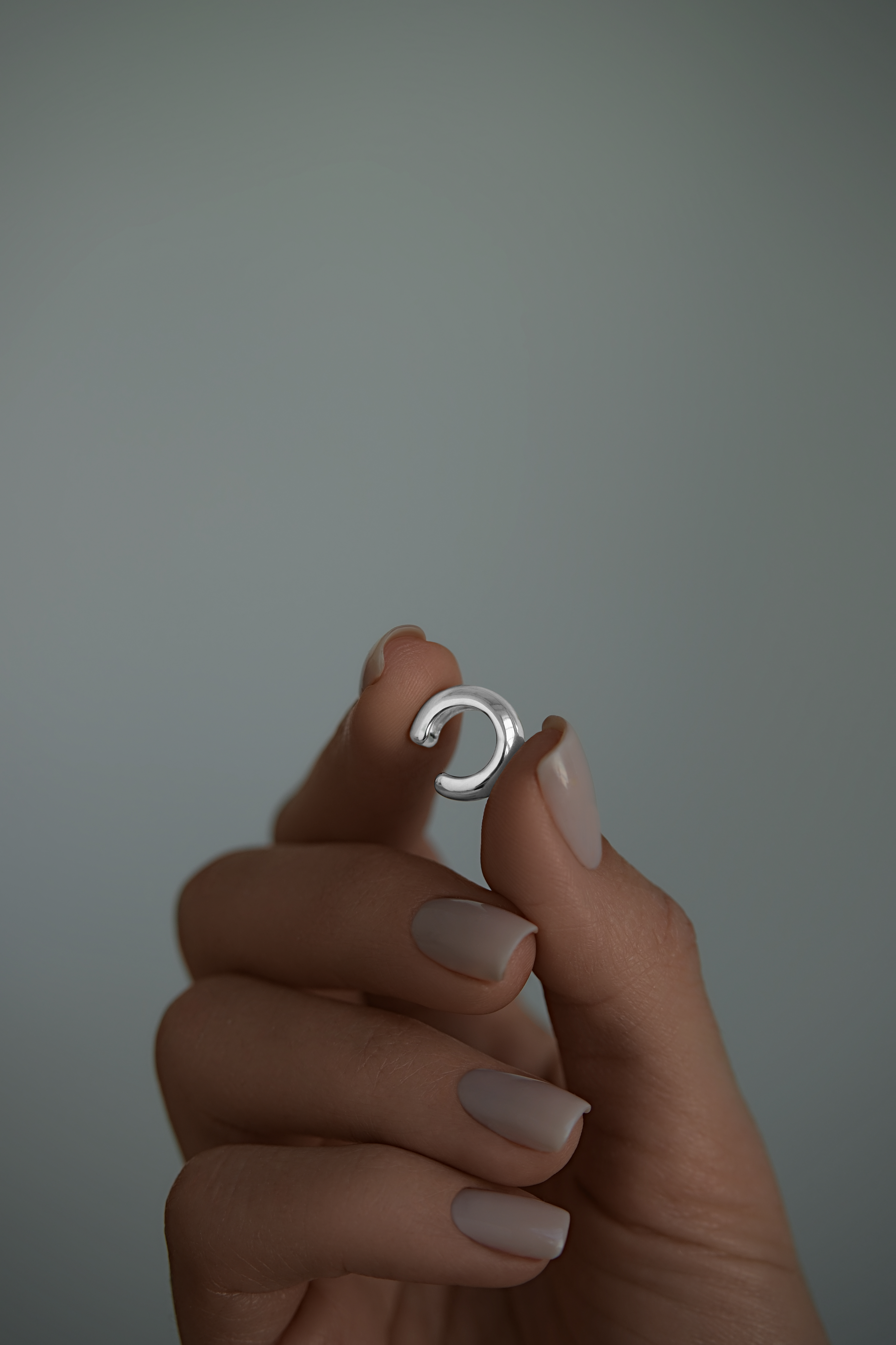 Каффы: Кафф Бублик без камней можно купить в ювелирном гардеробе MOMNT (Momentsilver), интернет-магазине украшений из серебра. Серебро 925, родий.. Артикул 