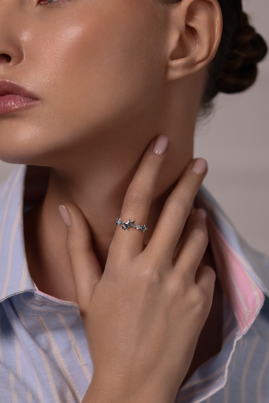 Кольца: Кольцо Alient Core можно купить в ювелирном гардеробе MOMNT (Momentsilver), интернет-магазине украшений из серебра. Серебро 925,родий. Вставки: куб.цирконий. Артикул 