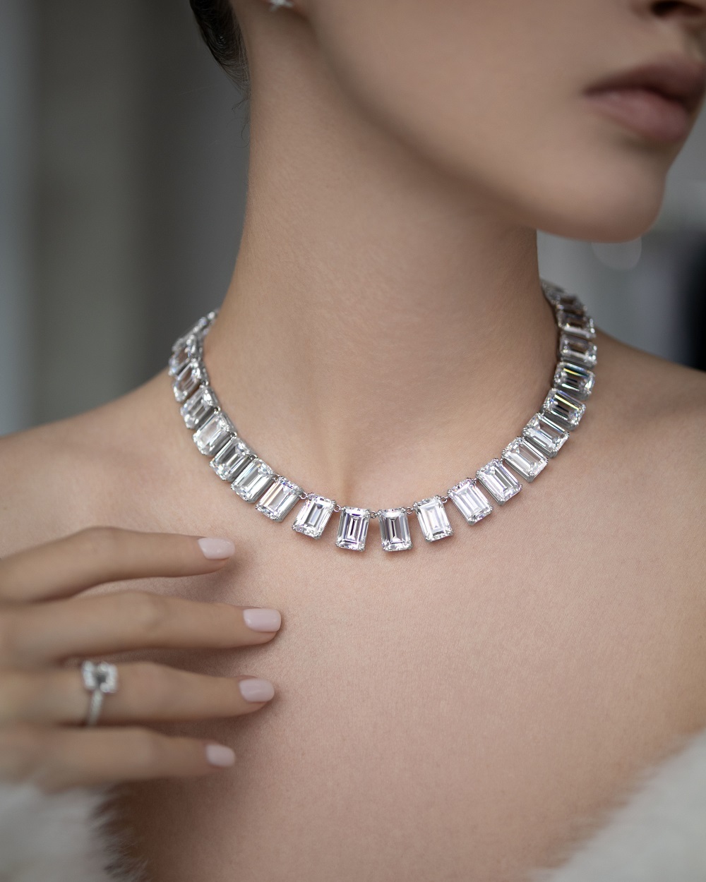 Бижутерия:  Колье с камнями в огранке изумруд можно купить в ювелирном гардеробе MOMNT (Momentsilver), интернет-магазине украшений из серебра. Ювелирный сплав, родий, вставки: куб. цирконий. Артикул 