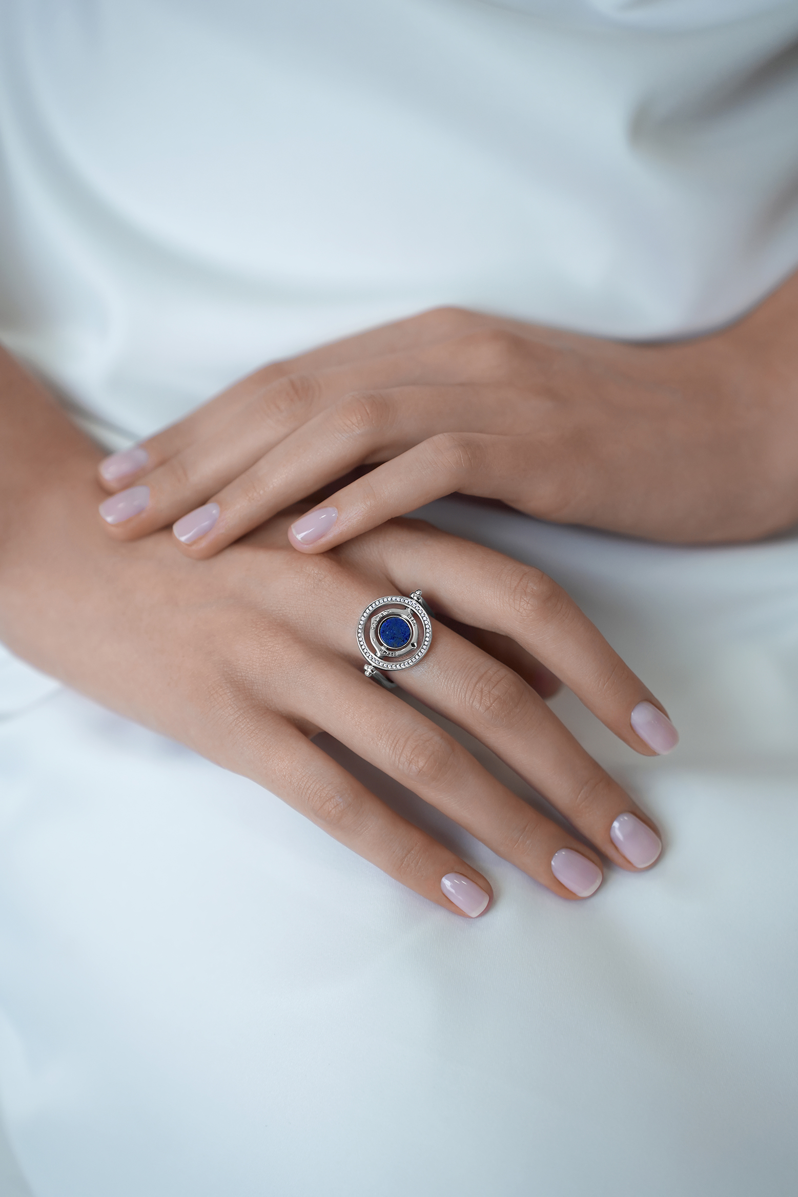 Кольца: Кольцо-маховик "Море не  стесняется шума" с лазуритом можно купить в ювелирном гардеробе MOMNT (Momentsilver), интернет-магазине украшений из серебра. Серебро 925, родий, вставка : лазурит . Артикул 