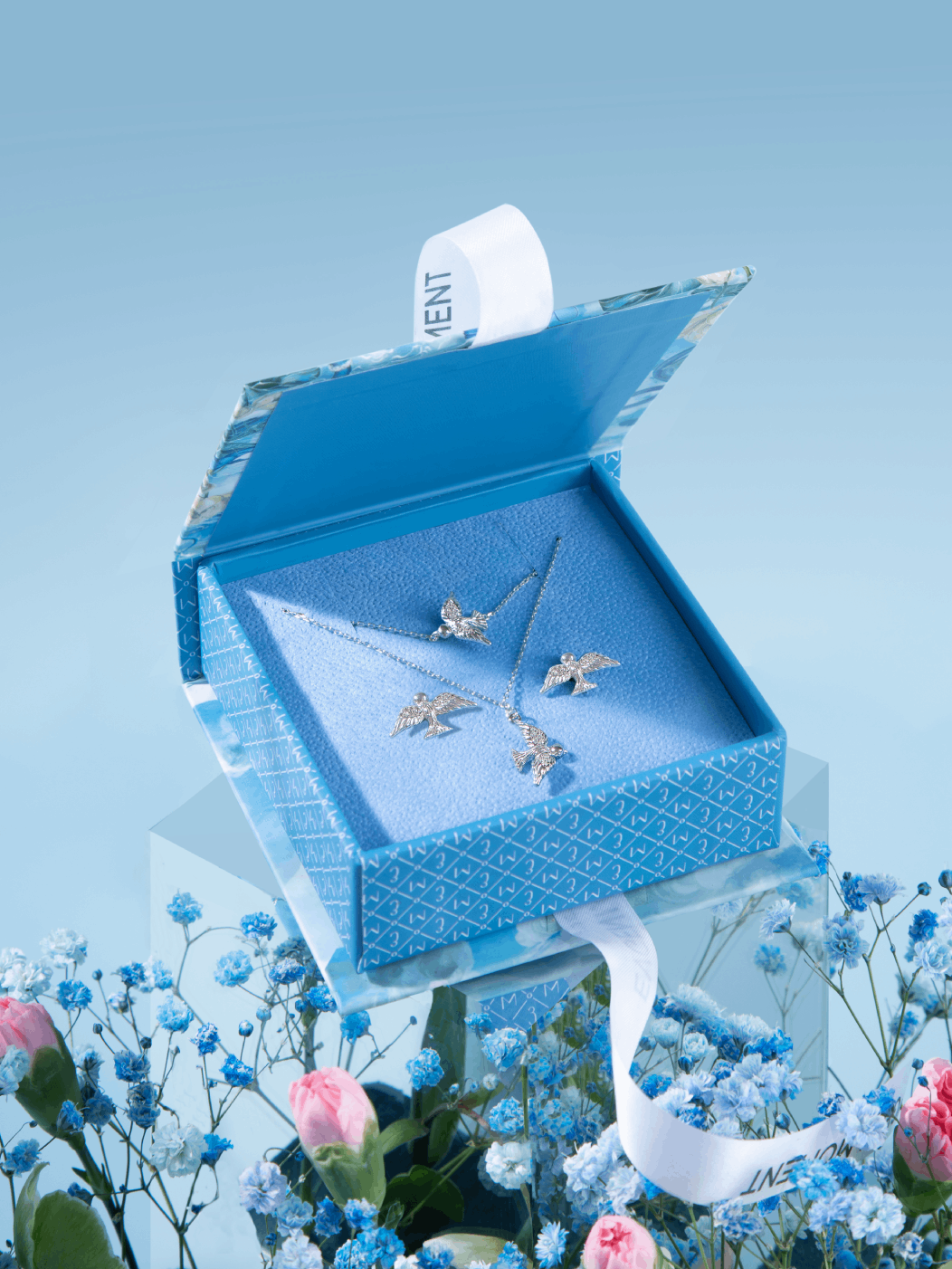 Упаковка: Коробка С Луной и лентой 8.5х8.5 можно купить в ювелирном гардеробе MOMNT (Momentsilver), интернет-магазине украшений из серебра. . Артикул 