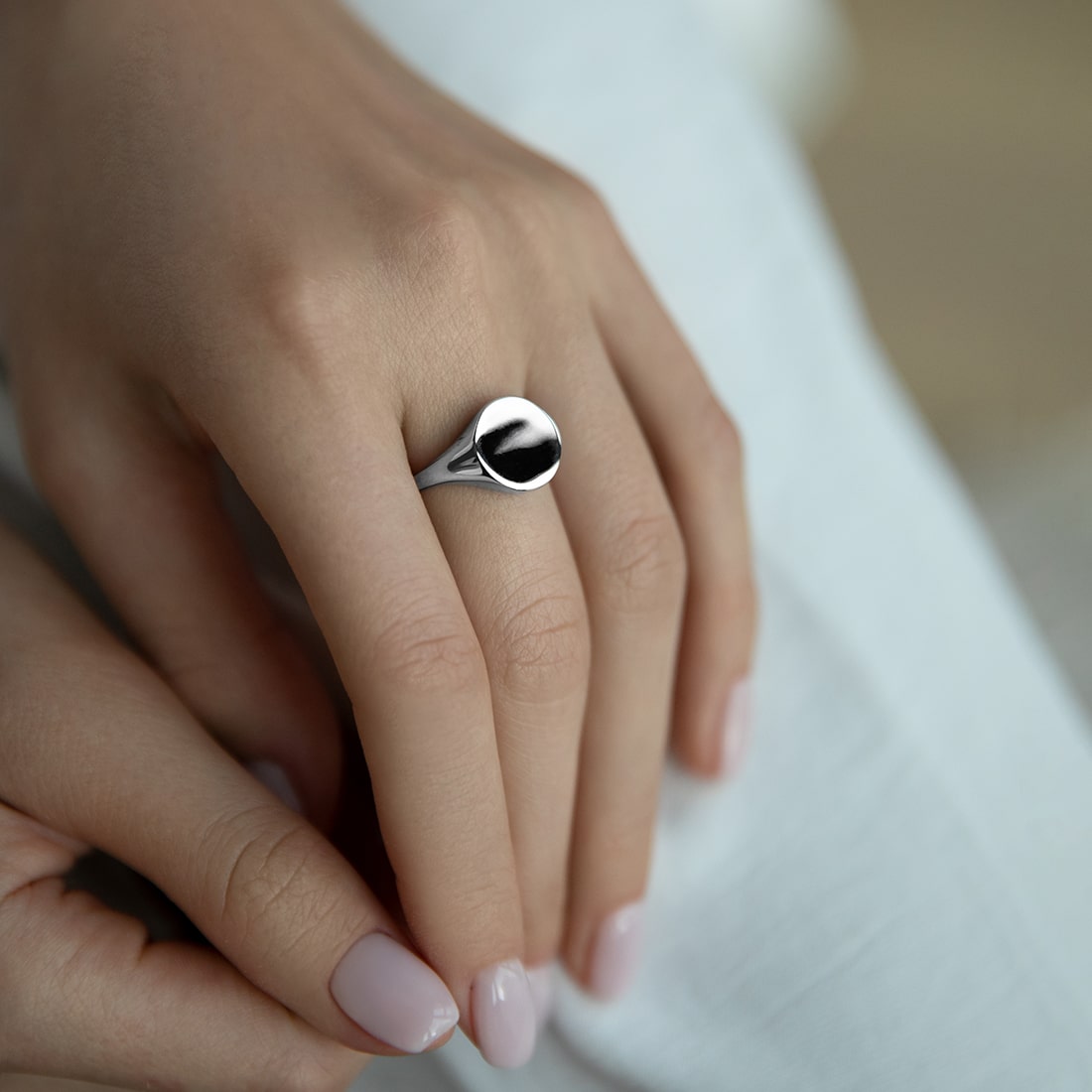 Кольца: Кольцо-печатка Большой круг можно купить в ювелирном гардеробе MOMNT (Momentsilver), интернет-магазине украшений из серебра. Серебро 925, родий. Артикул 