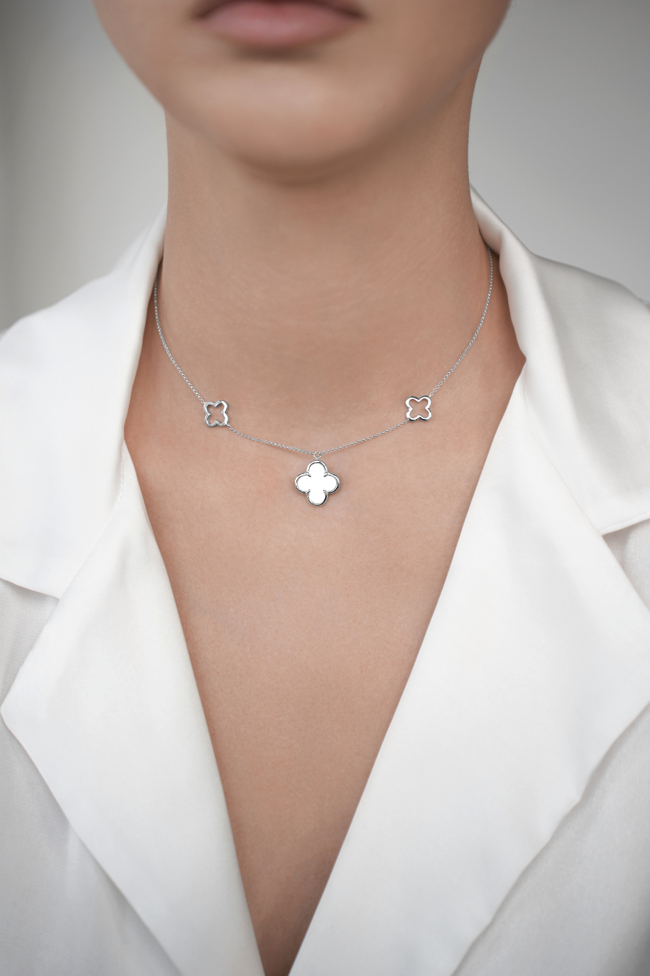 Колье: Колье Клевер с перламутром и двумя подвесками можно купить в ювелирном гардеробе MOMNT (Momentsilver), интернет-магазине украшений из серебра. Серебро 925, родий, перламутр. Артикул 