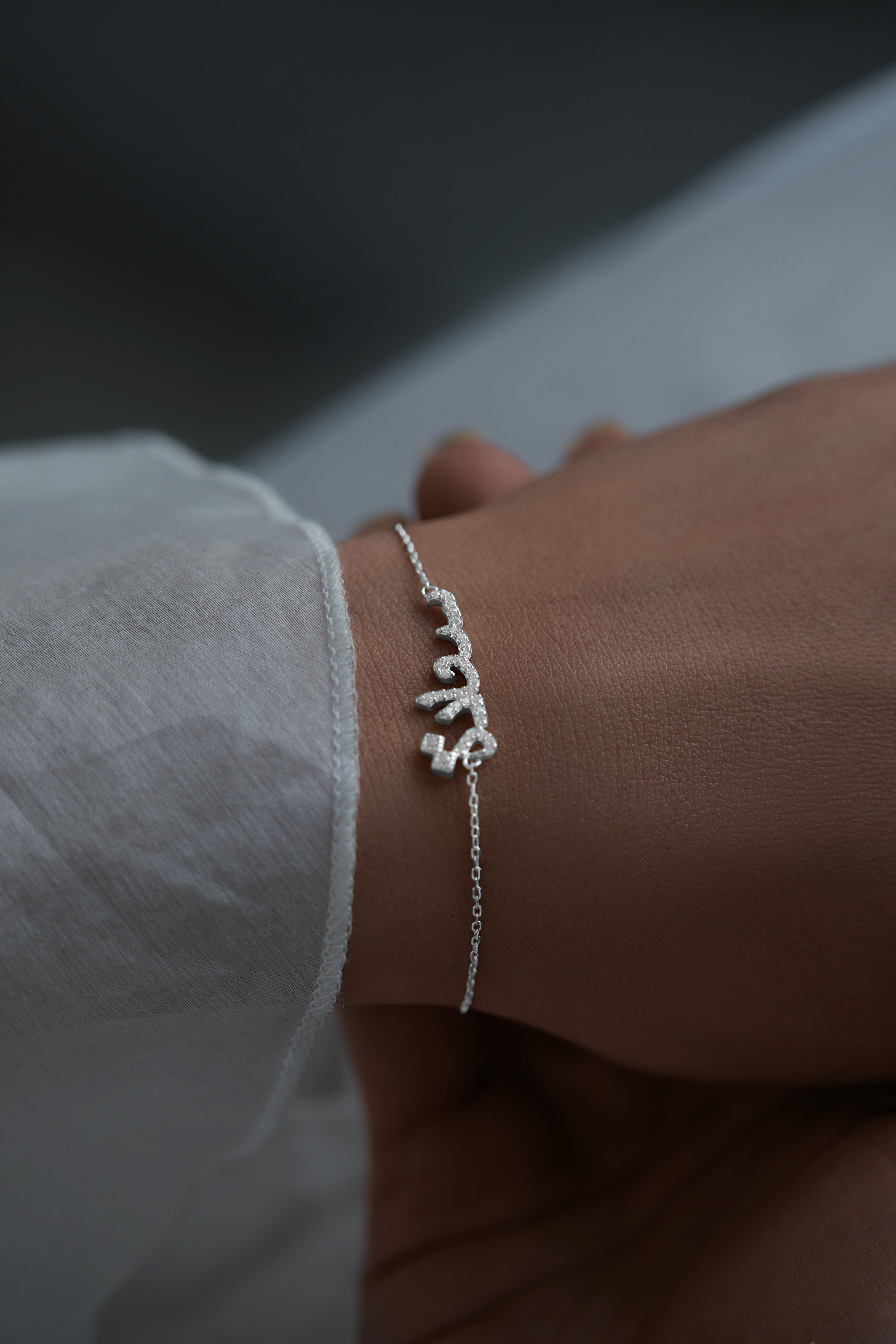 Браслеты: Браслет Счастье на арабском можно купить в ювелирном гардеробе MOMNT (Momentsilver), интернет-магазине украшений из серебра. Серебро 925, родий. Вставки: куб.цирконий. Артикул 