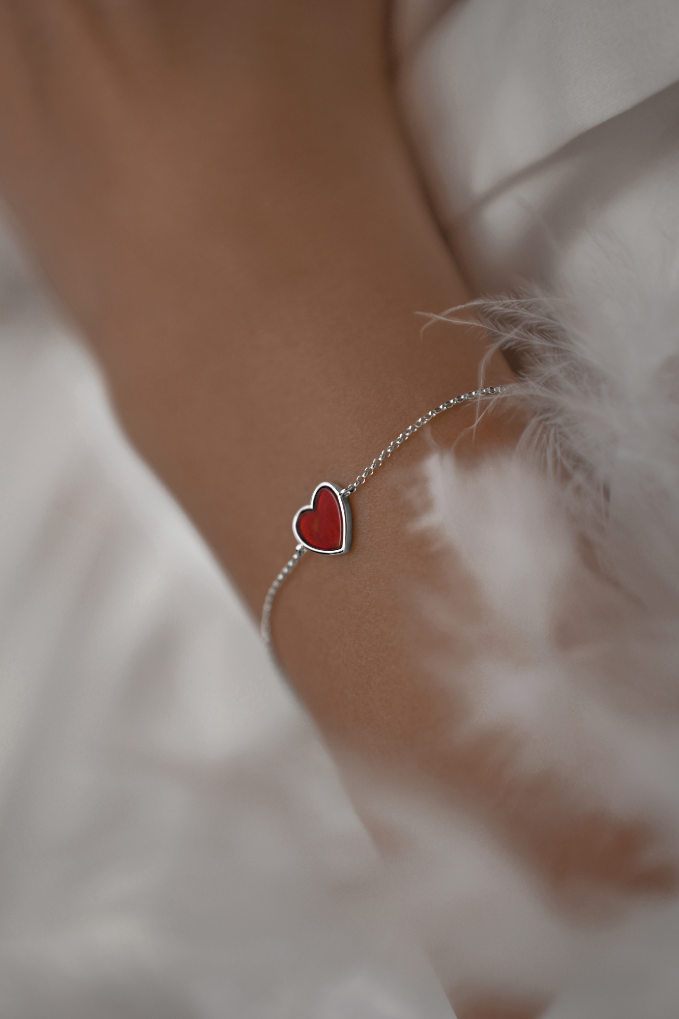 Браслеты: Браслет Сердце с красным агатом можно купить в ювелирном гардеробе MOMNT (Momentsilver), интернет-магазине украшений из серебра. Серебро 925, родий. Вставки: агат. Артикул 