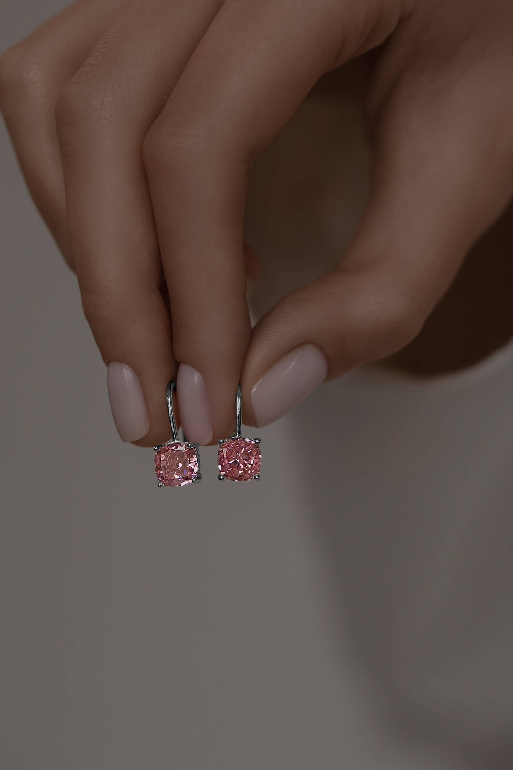 Серьги: Серьги с розовыми бриллианитами в огранке Кушон на французском замке можно купить в ювелирном гардеробе MOMNT (Momentsilver), интернет-магазине украшений из серебра. Серебро 925, родий, вставки:куб.цирконий. Артикул 