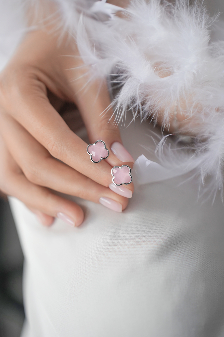 Серьги: Серьги Клевер с розовым кварцем Клубничная карамель можно купить в ювелирном гардеробе MOMNT (Momentsilver), интернет-магазине украшений из серебра. Серебро 925, родий, кварц. Артикул 