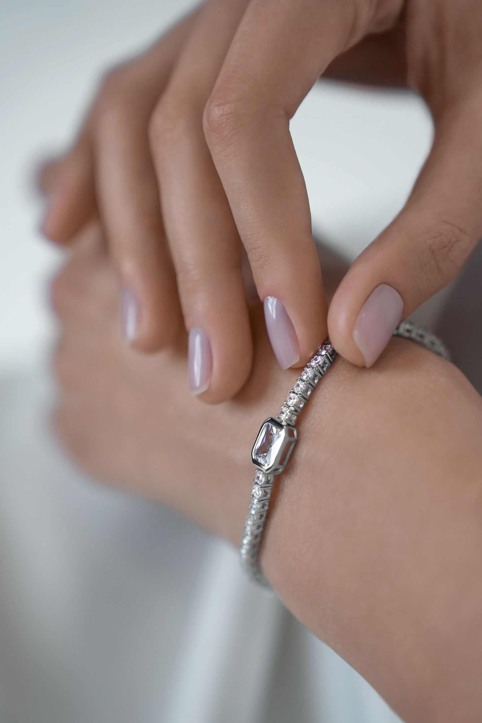 Браслеты: Теннисный браслет с камнем в огранке Принцесса можно купить в ювелирном гардеробе MOMNT (Momentsilver), интернет-магазине украшений из серебра. Серебро 925, родий, вставки:куб.цирконий. Артикул 